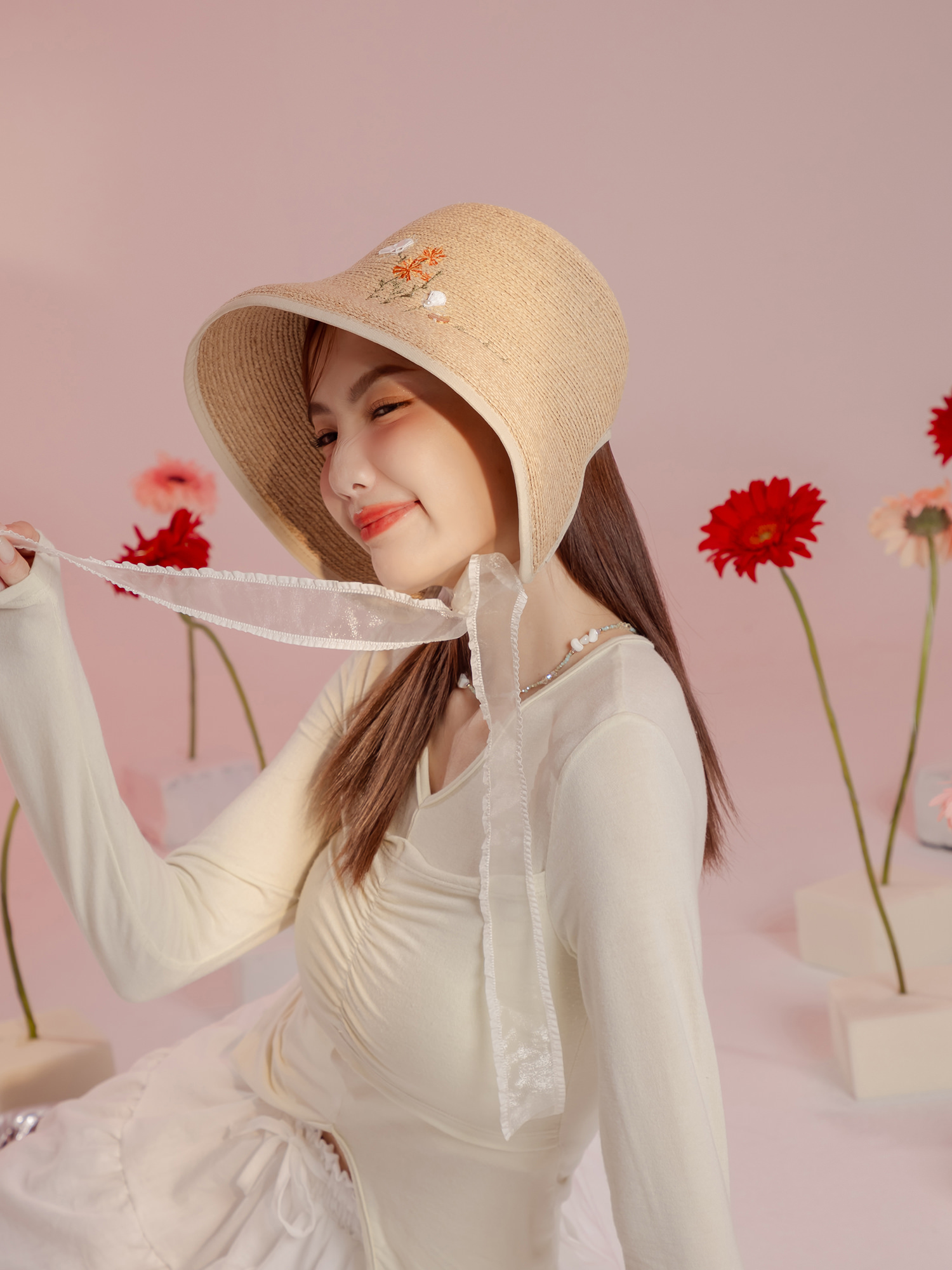 夏日限定花海。MUCHAT手作刺繡綁帶拉菲草草帽/休閒帽