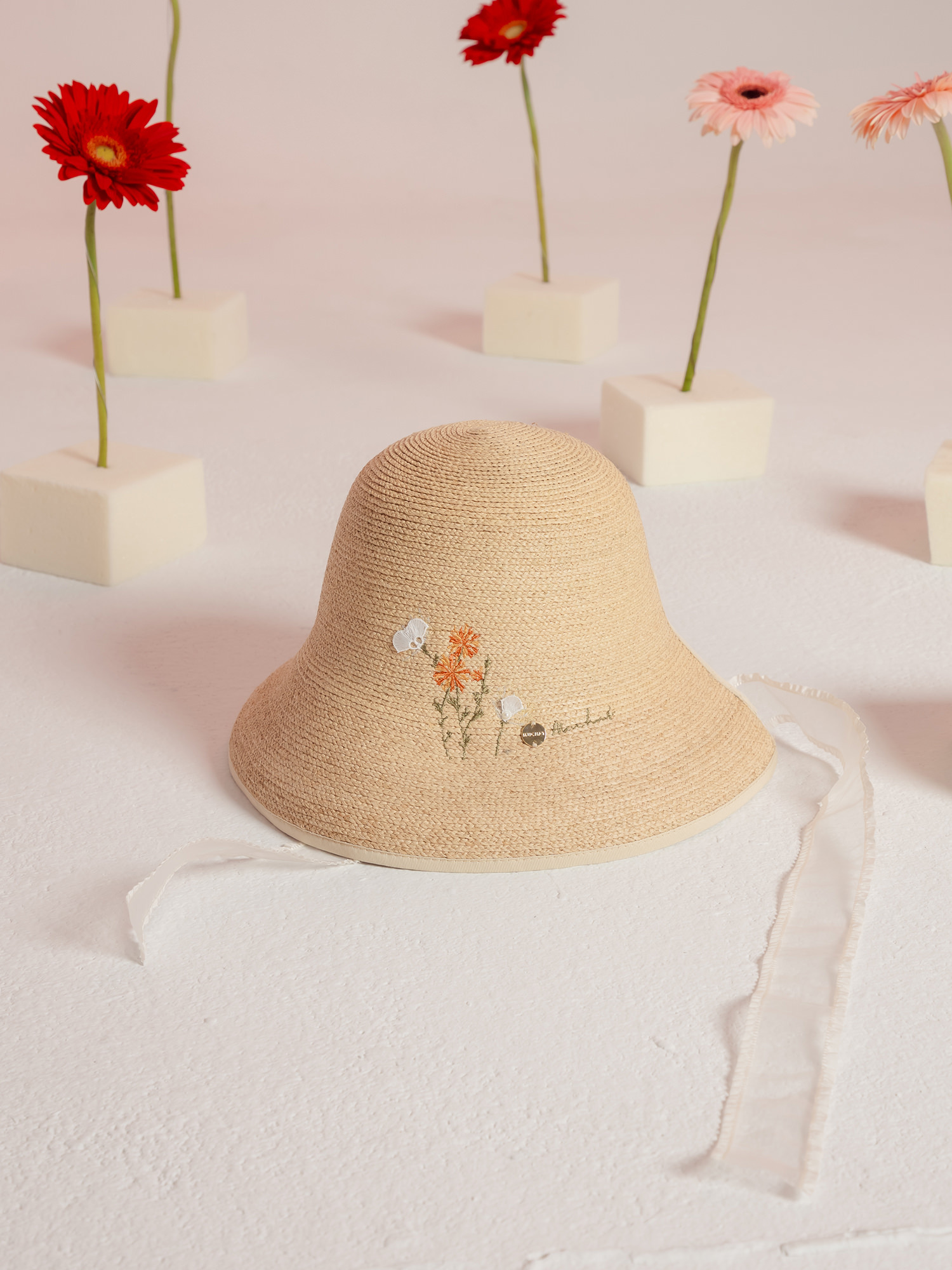 夏日限定花海。MUCHAT手作刺繡綁帶拉菲草草帽/休閒帽