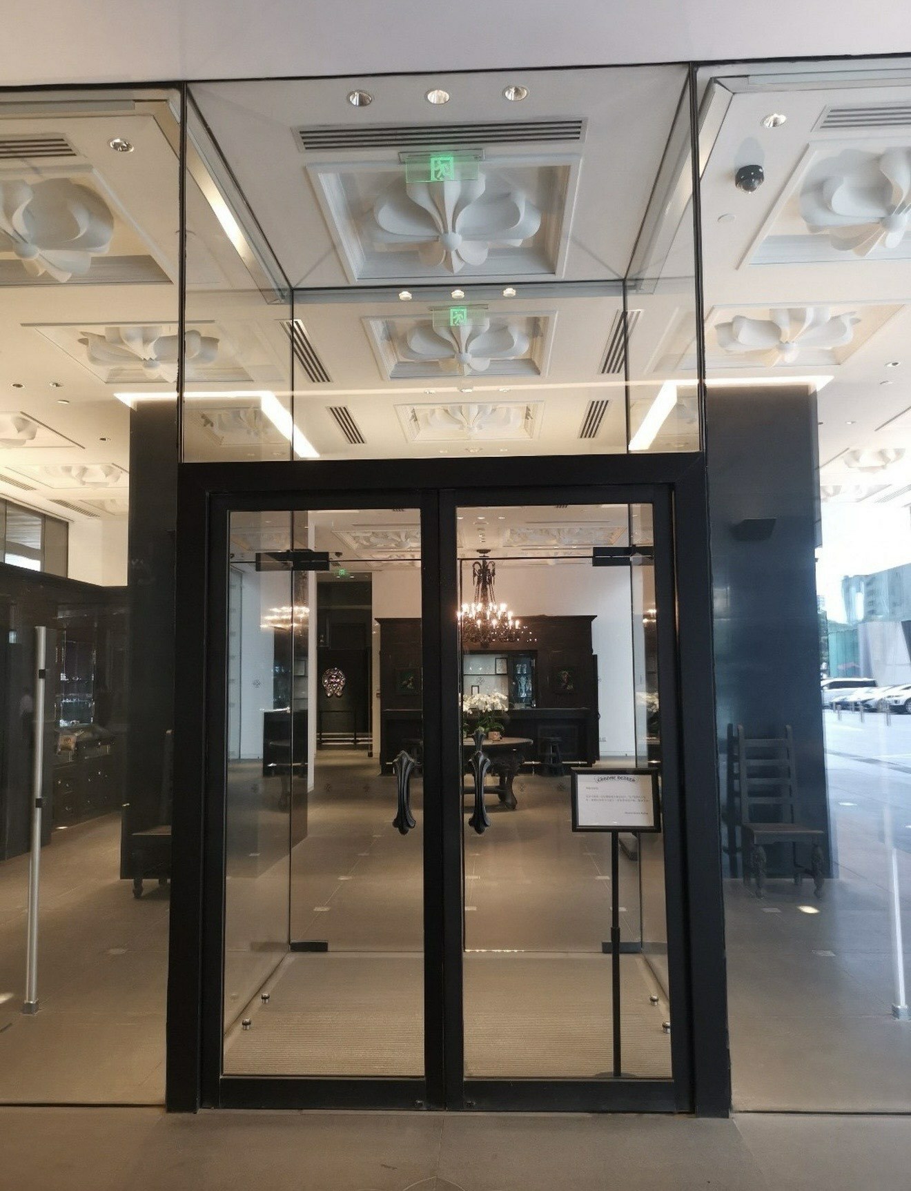 Chrome Hearts專門店玻璃門面,內部設計高雅帶有哥德式裝潢,展現品牌奢華風格