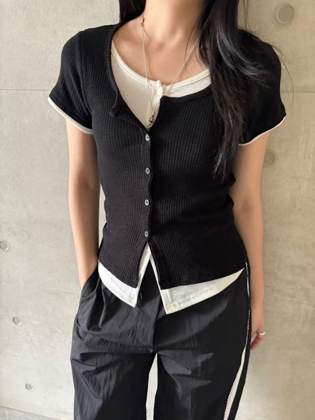 假兩件鈕扣收腰上衣(白/黑)