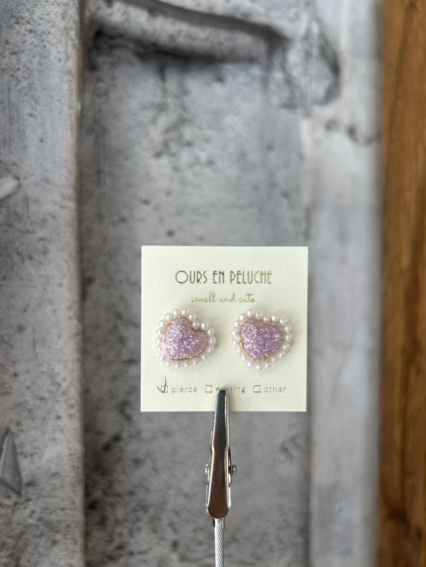 [OURS EN PELUCHE] 迷你珍珠愛心耳環 | 閃亮粉紫 | 耳針 | NO.48