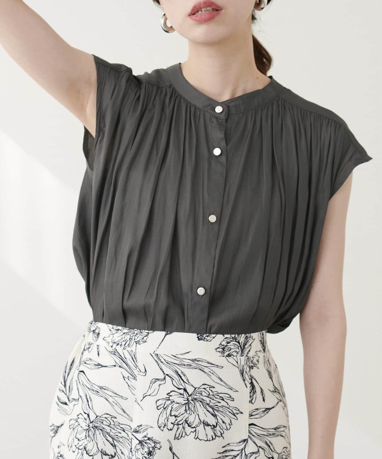 natural couture(ナチュラルクチュール)  とろみサテンノースリーブギャザーブラウス炭灰（0351040860）