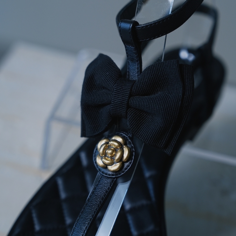Chanel 黑底金色山茶花人字涼鞋 38.5號