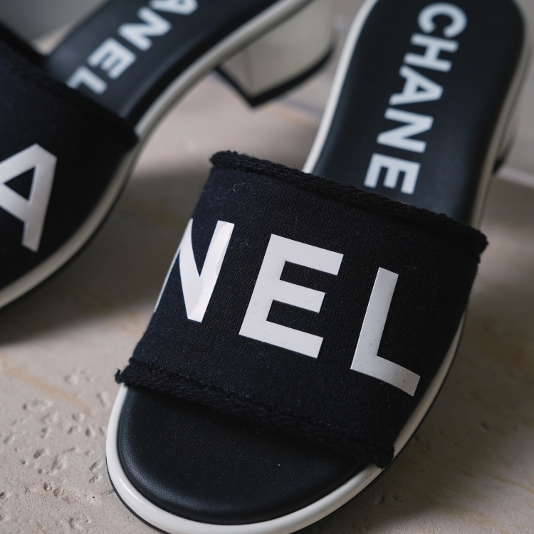 Chanel 24A 黑底白字母跟鞋 38號