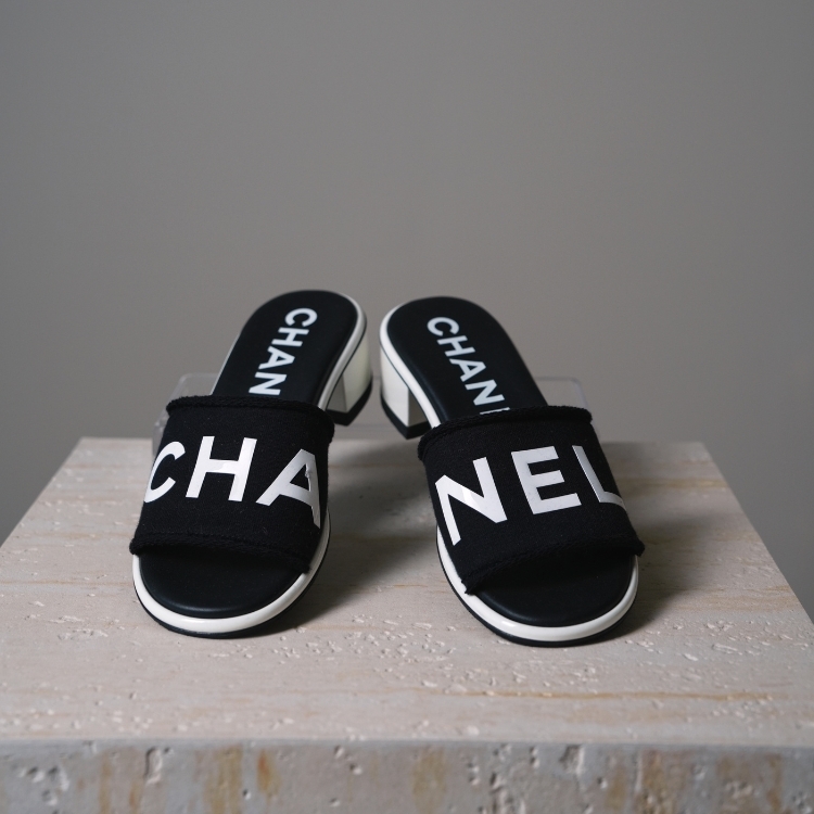 Chanel 24A 黑底白字母跟鞋 38號