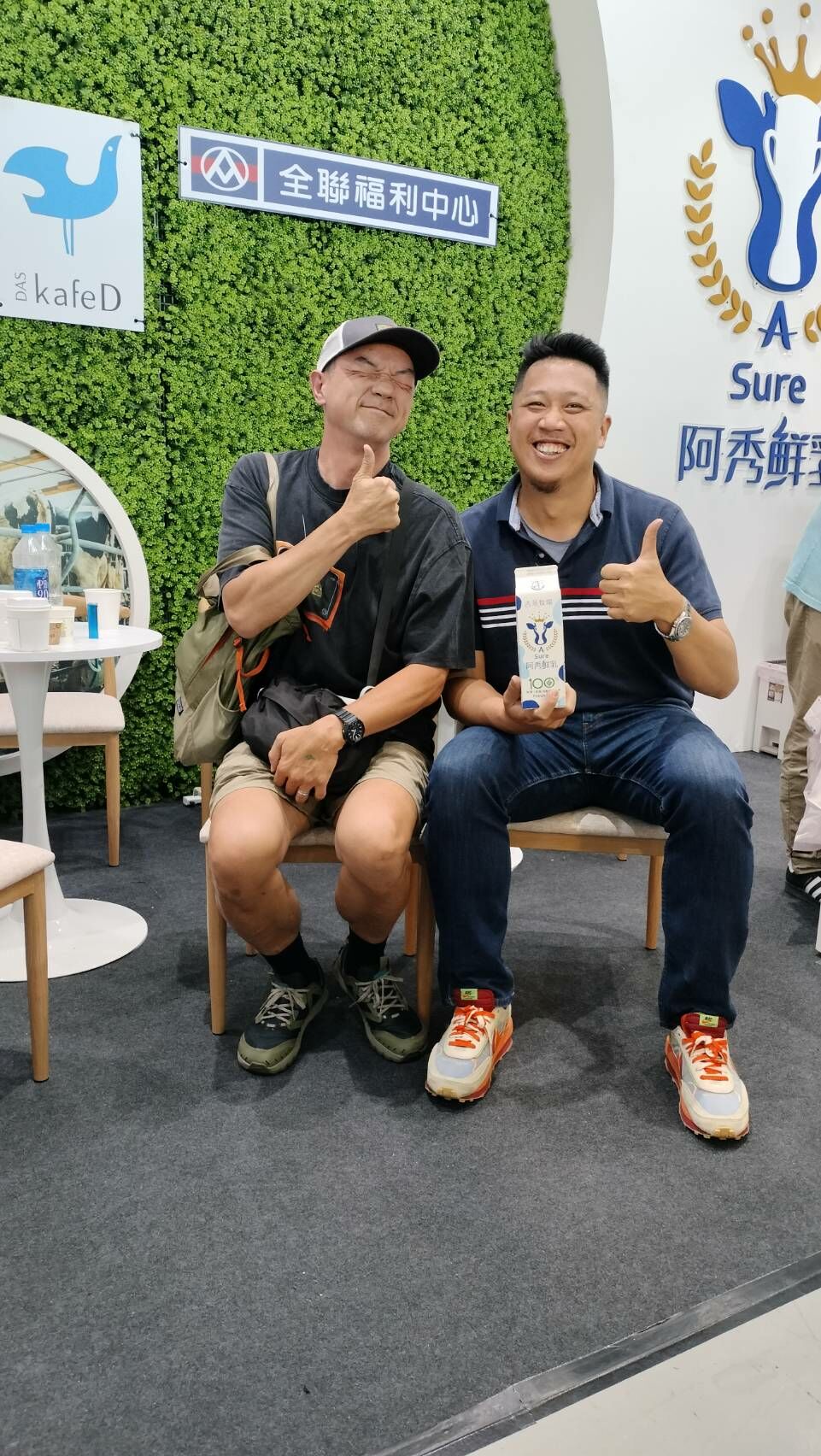 左邊為全聯先生，右邊為吉蒸牧場負責人，與阿秀鮮乳合影
