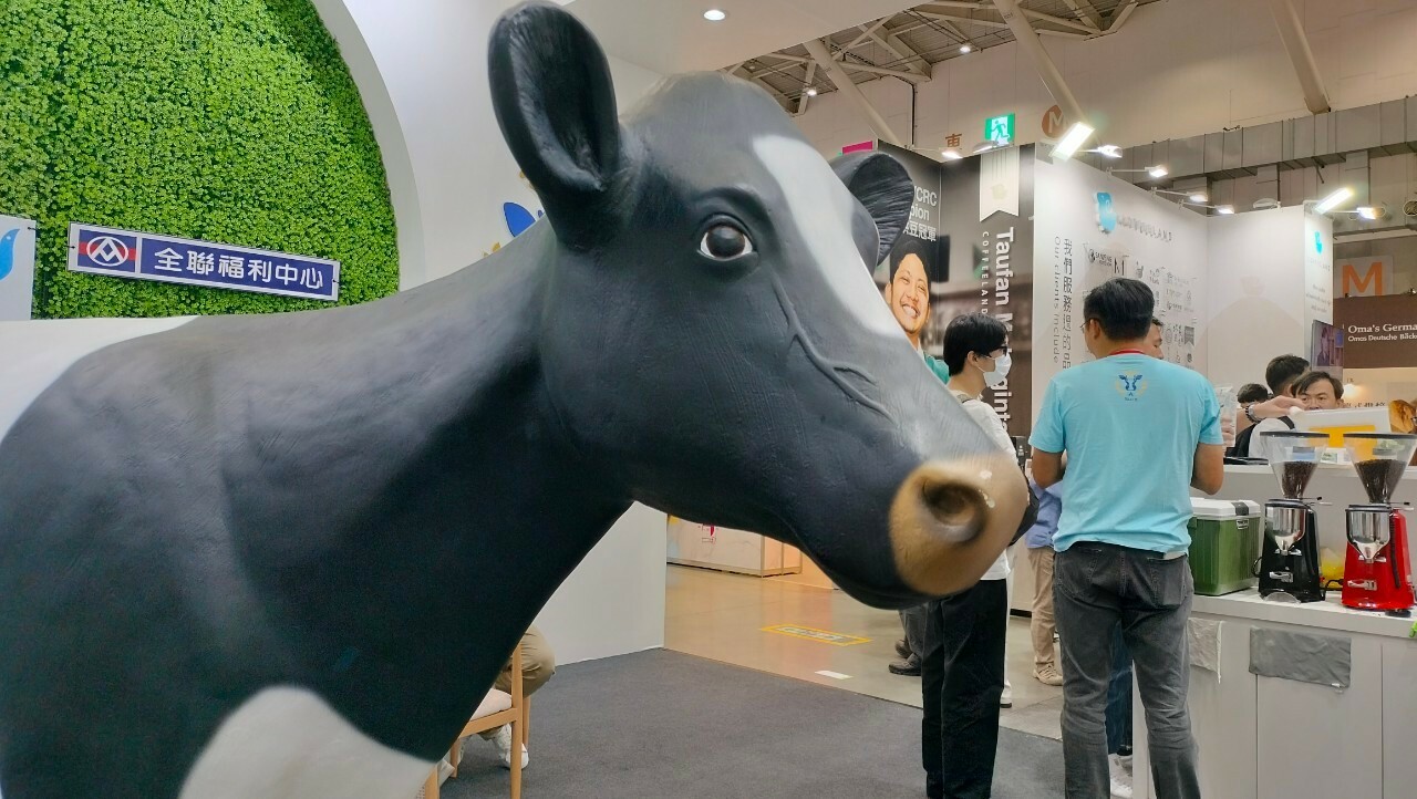 1:1的模型乳牛放置在阿秀鮮乳展場空間中