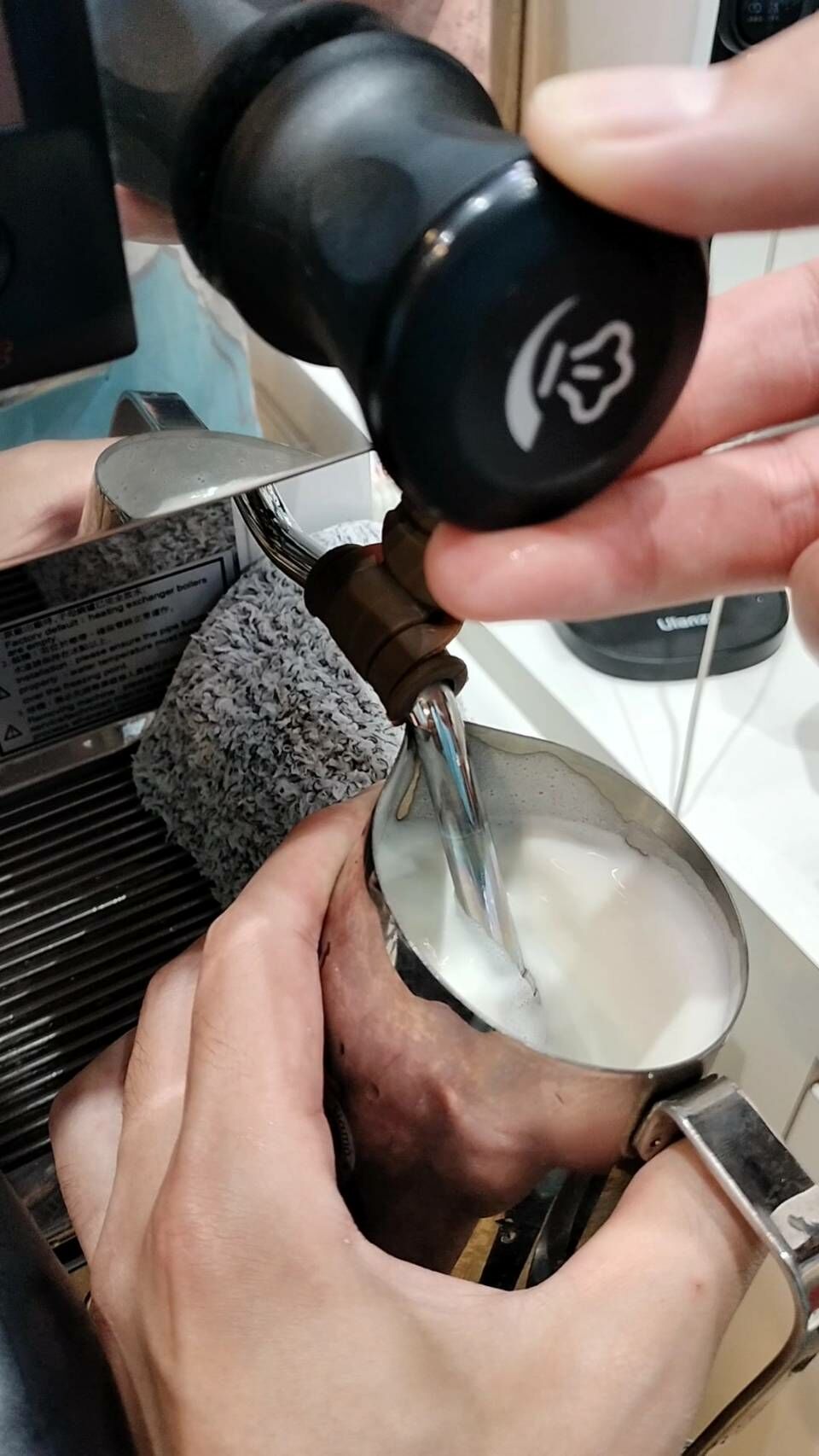 咖啡機正在加熱打發鮮奶泡