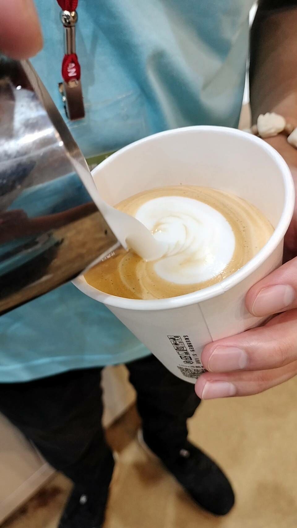 打發好的綿密細緻鮮奶泡倒入咖啡杯中進行拉花