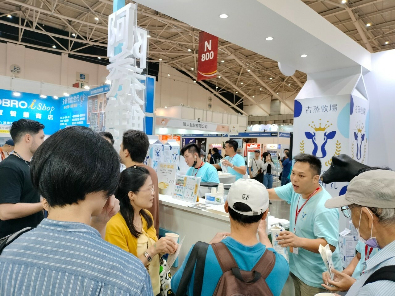 許多試喝民眾在阿秀鮮乳的攤位前駐足圍觀