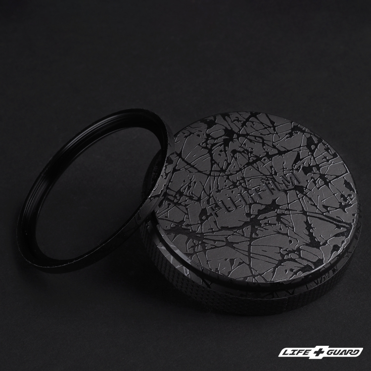 FUJIFILM GFX100RF 鏡頭蓋貼膜展示圖，LIFE+GUARD 獨特潑墨風格