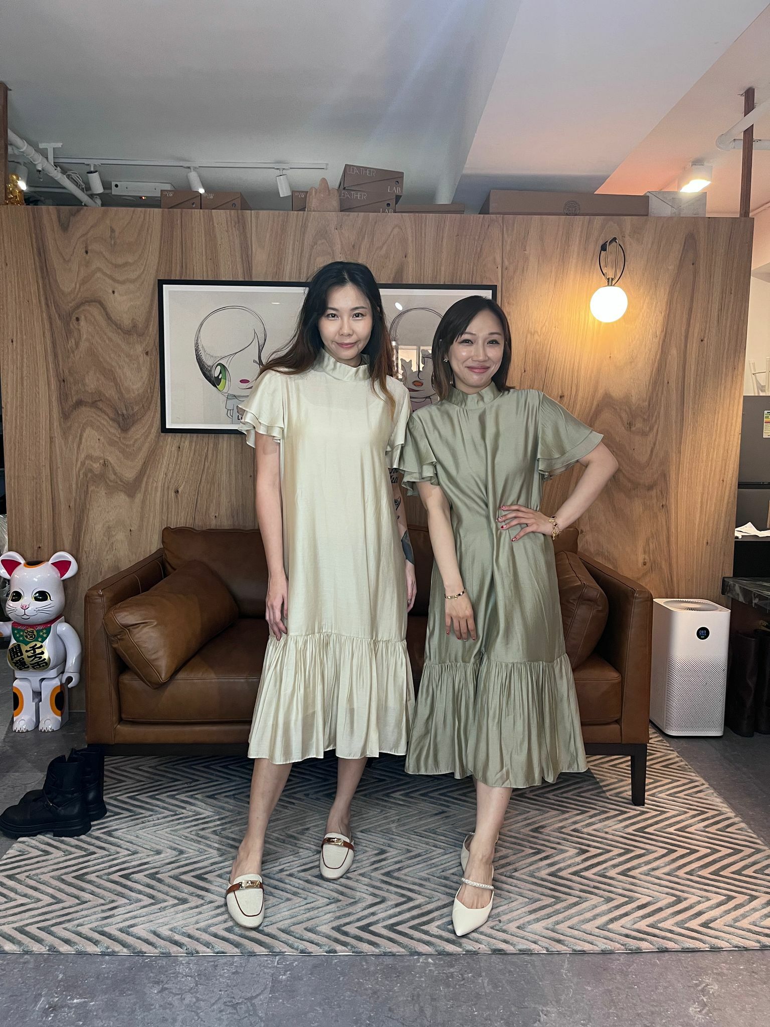 AB4131 光澤立領連身裙(連底裙) - 淺杏