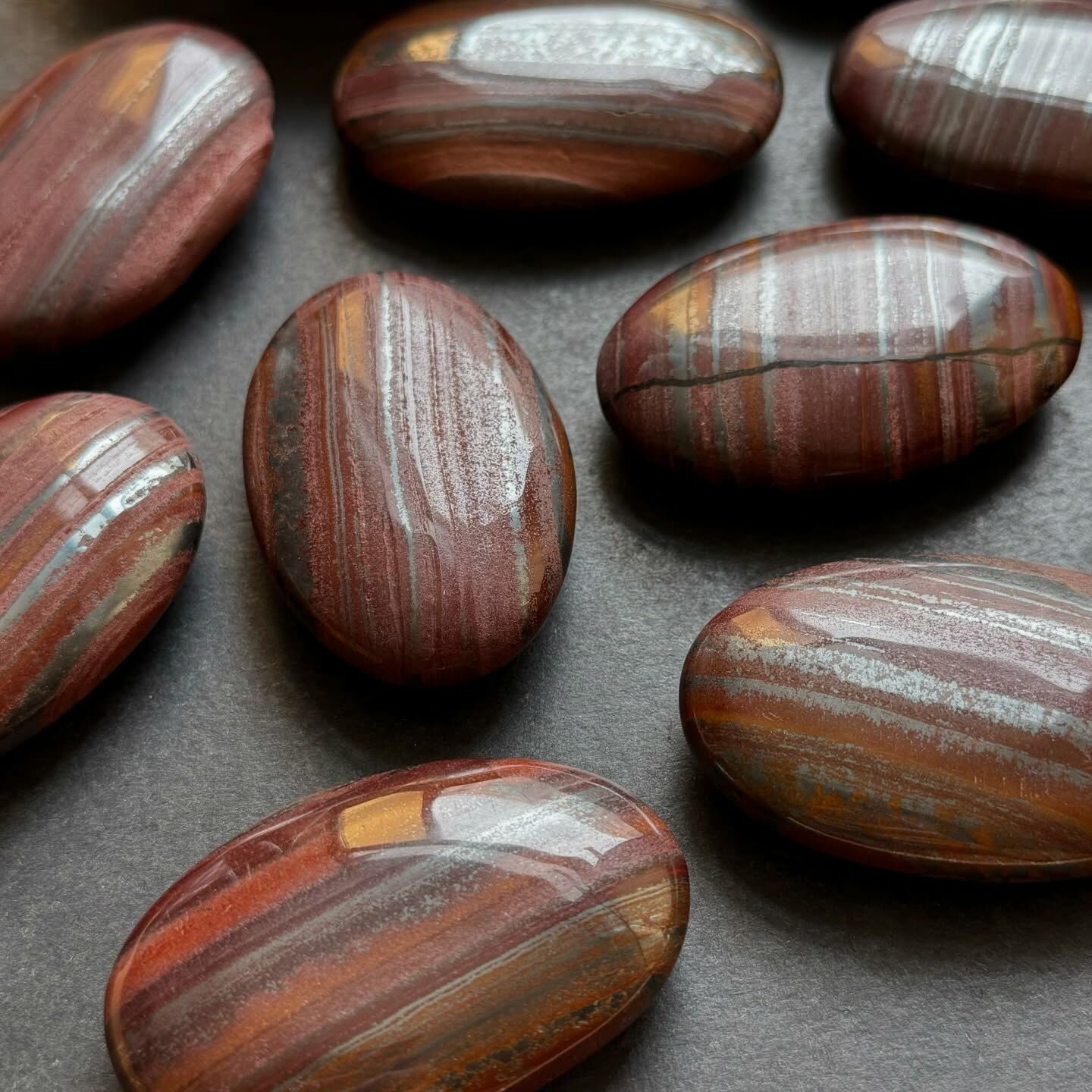 [原石] 紅虎眼石共生赤鐵礦 水晶把玩