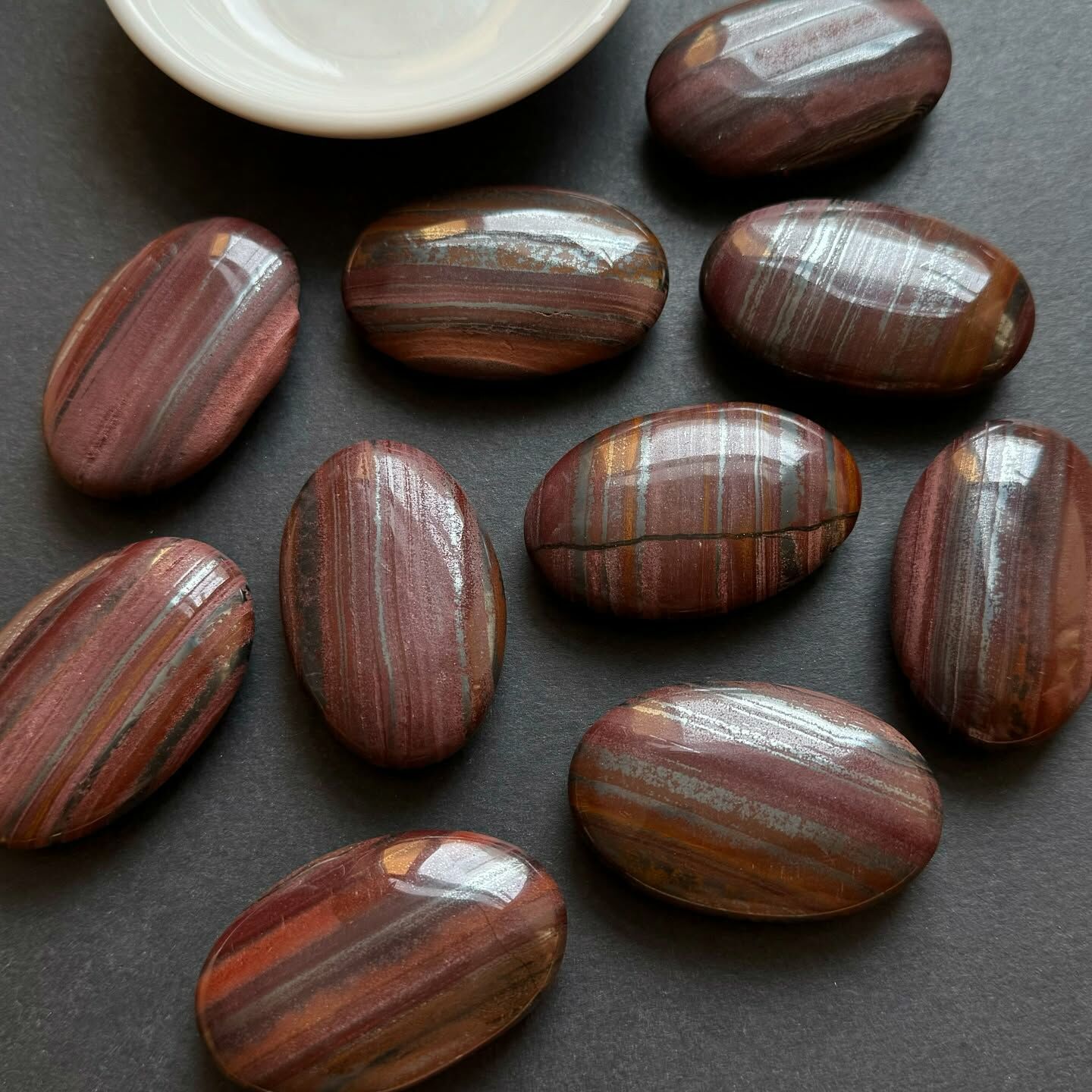 [原石] 紅虎眼石共生赤鐵礦 水晶把玩