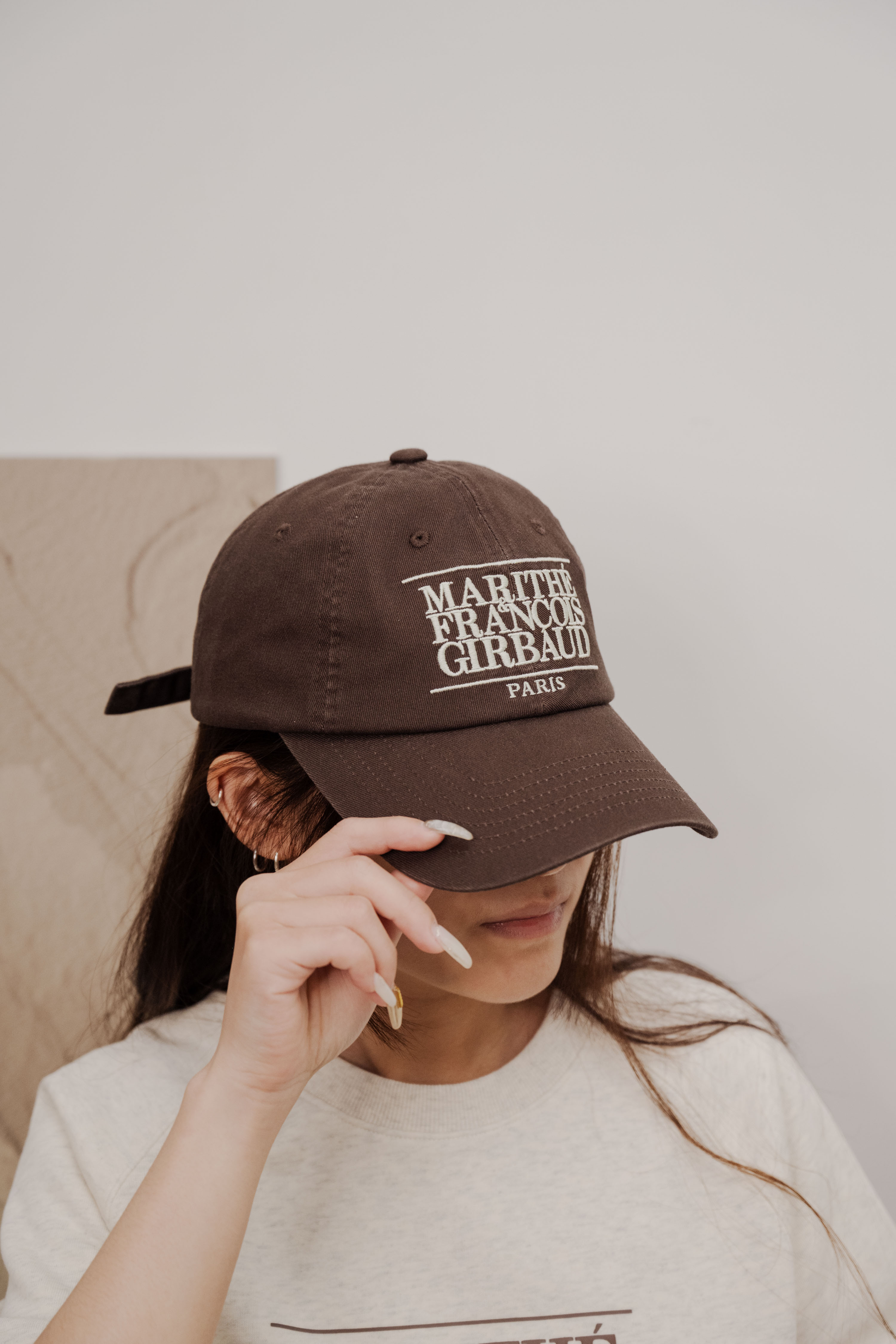 人気【Marithe】CLASSIC LOGO DAMAGED OVERFIT CAP W1siZiIsIjI5MTgzL3Byb2R1Y3RzLz