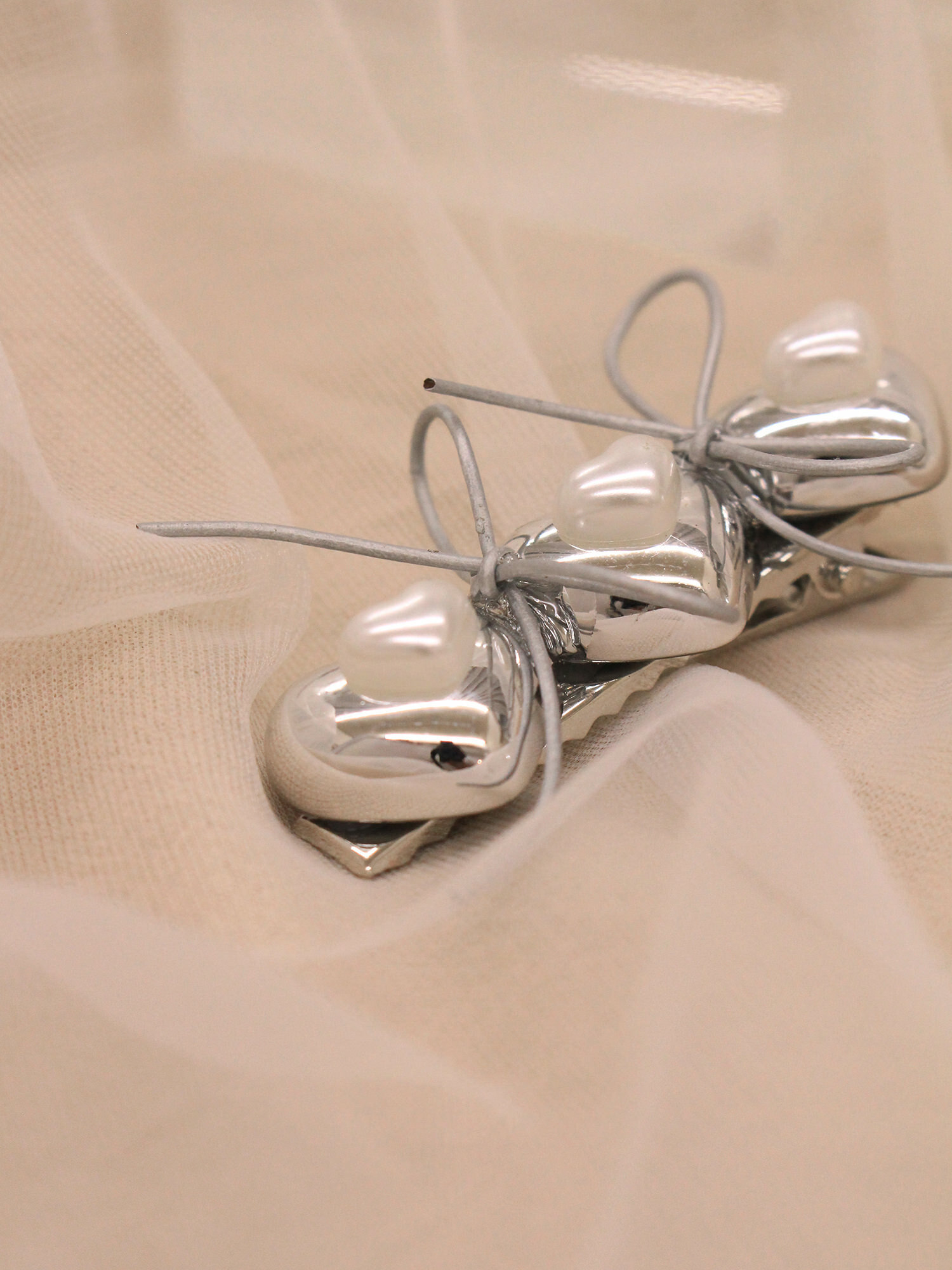 催眠彈指術。MUCHAT手作銀色愛心蝶結髮夾/壓夾