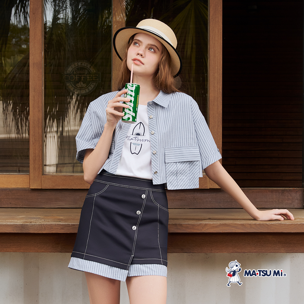 MA‧TSU Mi 仿牛仔撞色拼接繡花彈性上衣(白.深藍)