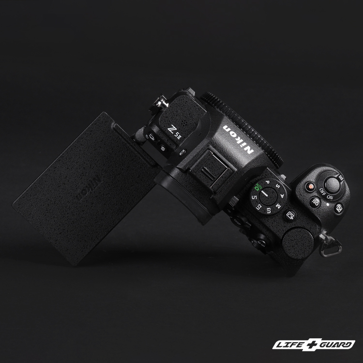 LIFE+GUARD 相機貼膜側面展示圖，LIFE+GUARD Nikon Z5II 黑色砂紋風格