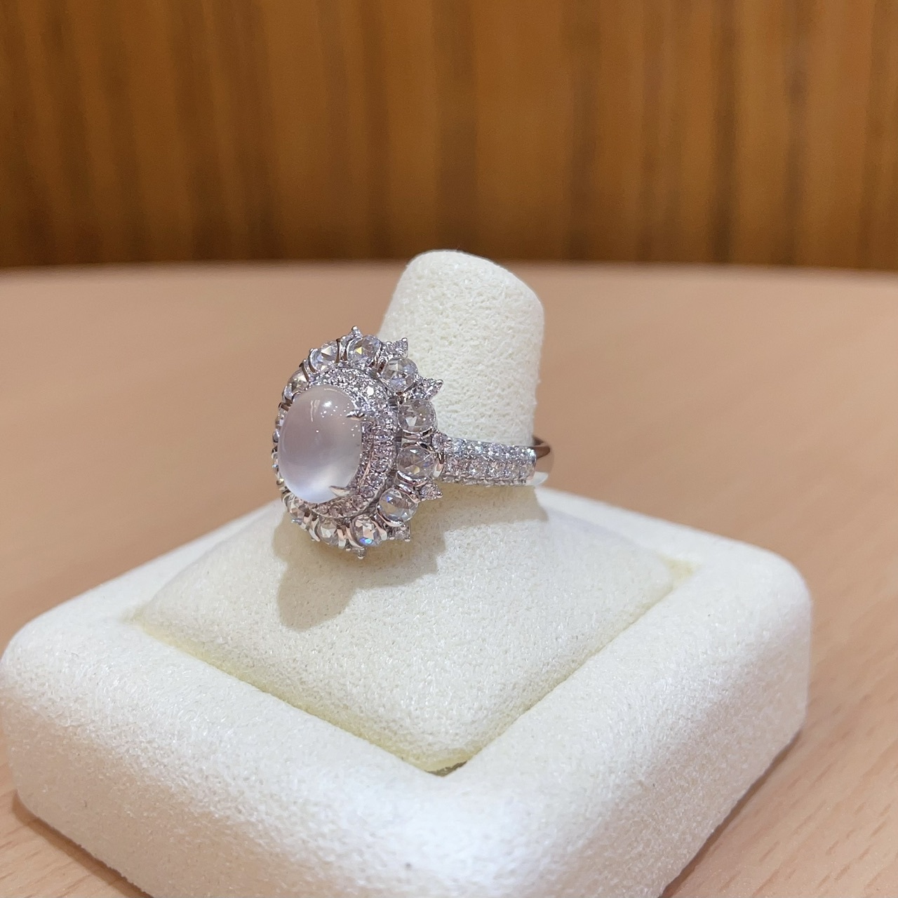 18K金鑲嵌冰種天然白玉鑽石戒指 - 蛋面