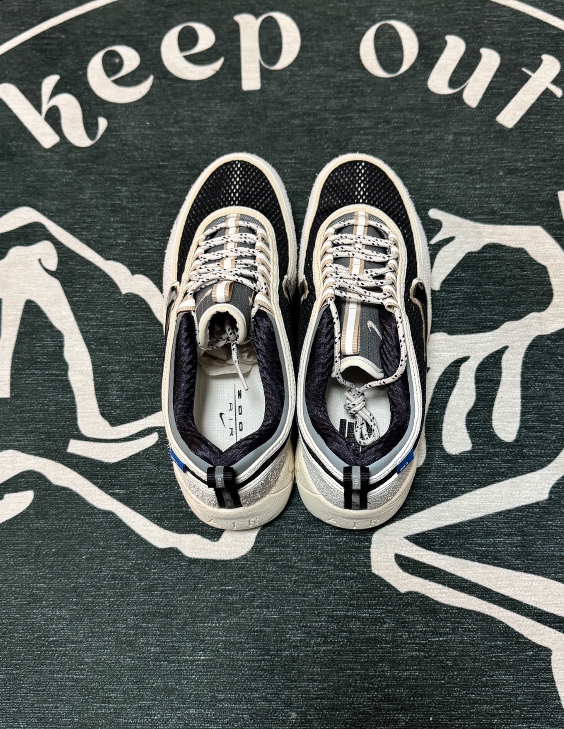 UNDEFEATED x Nike Zoom Spiridon Phantom 黑魂聯名款