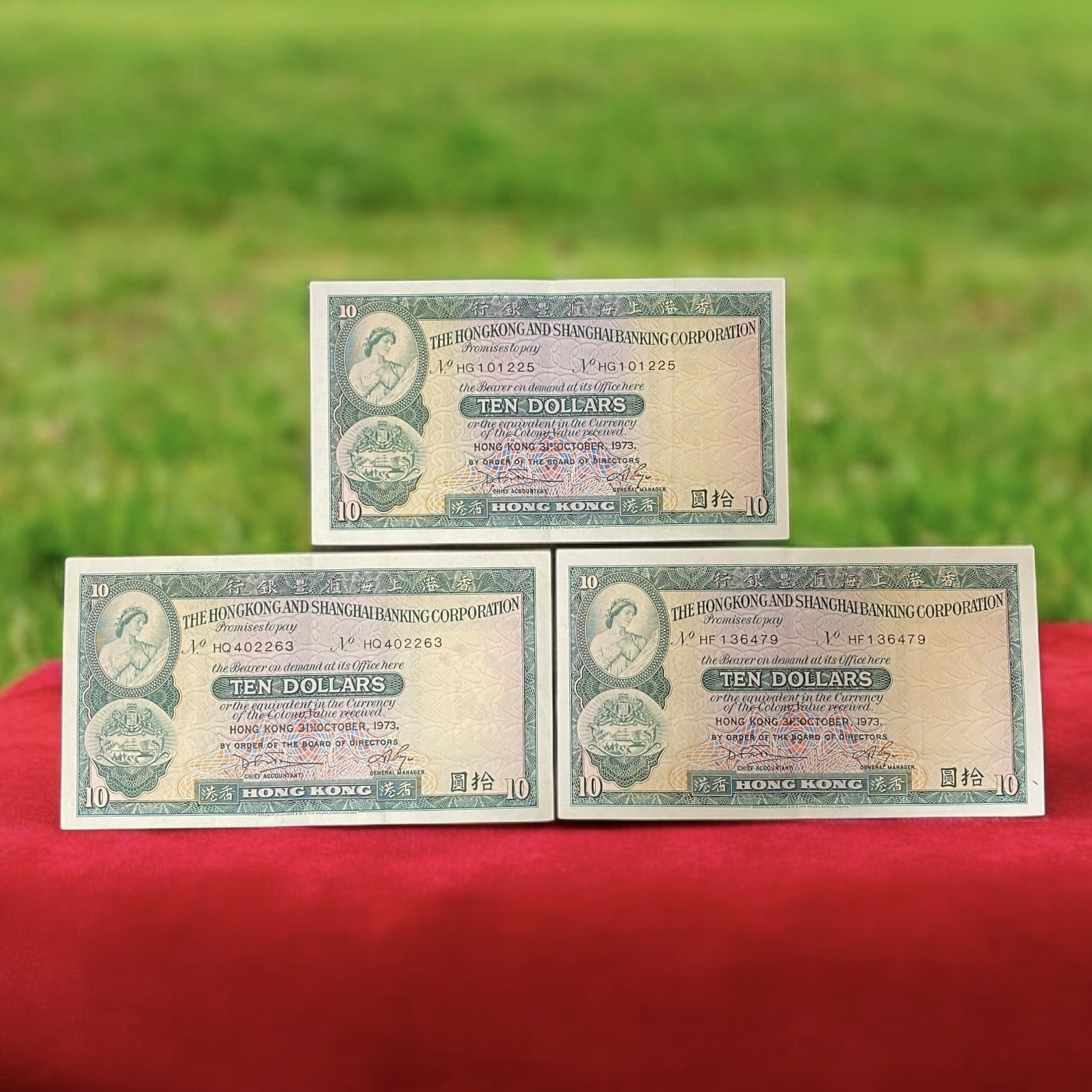 Oct 1973, three HSBC $10 banknotes (EF condition)