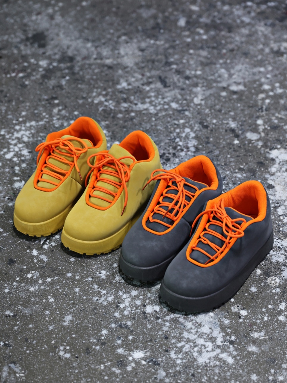 橘色繫帶粗體低筒運動鞋