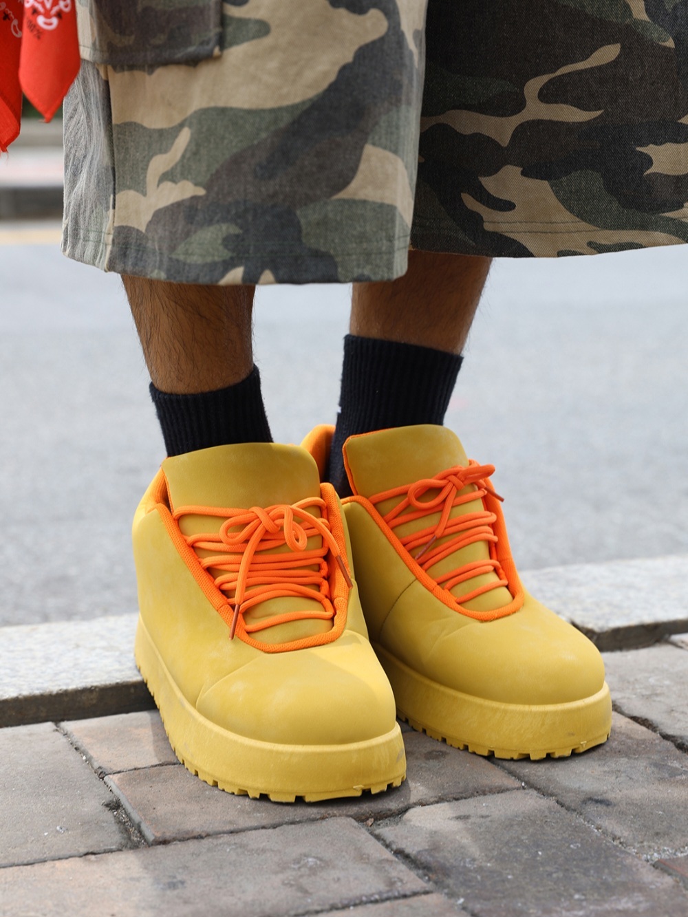 橘色繫帶粗體低筒運動鞋