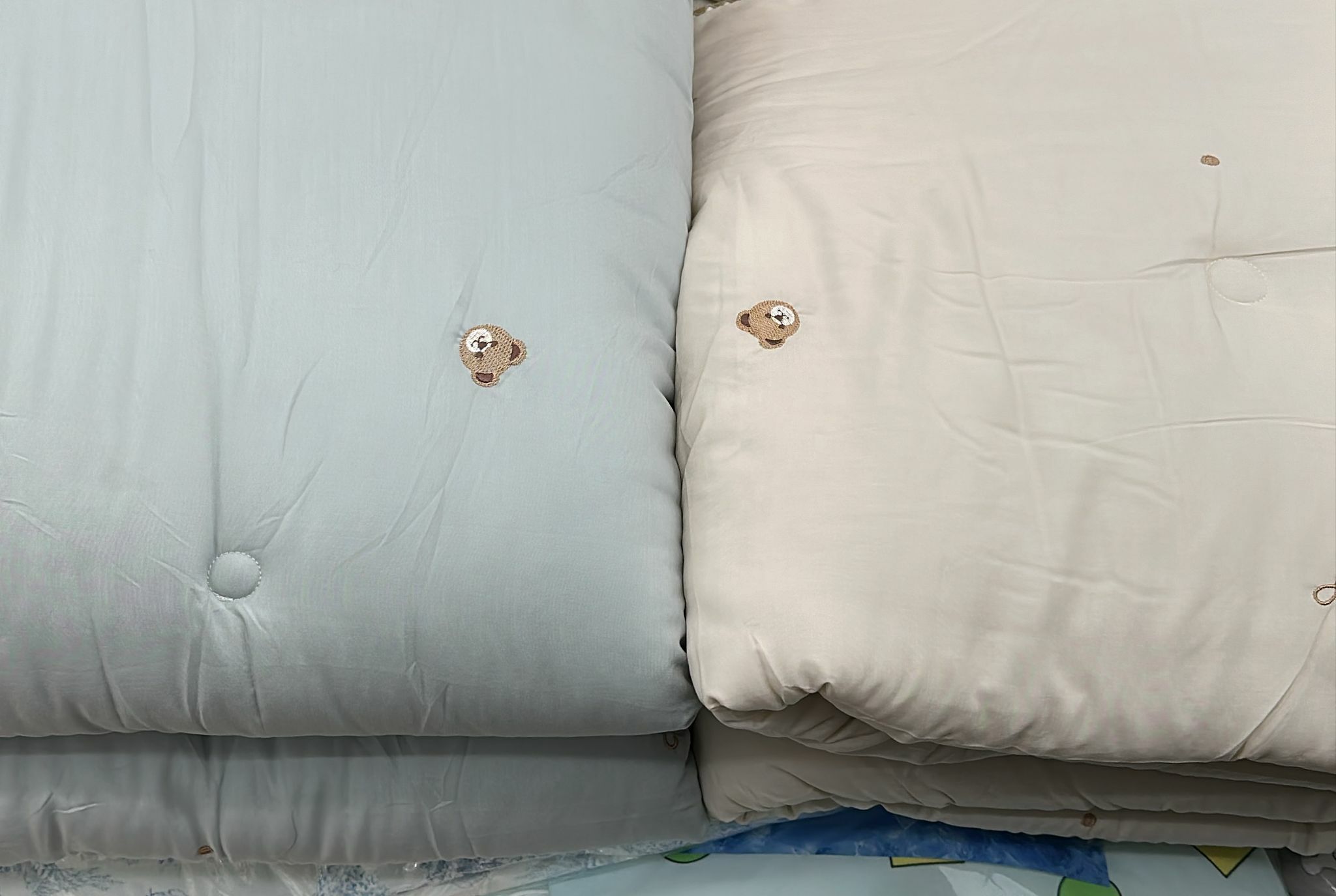 KE518  刺繡熊四季被  灰 杏  單人 180x210 $439/1  雙人200x230 $499/1