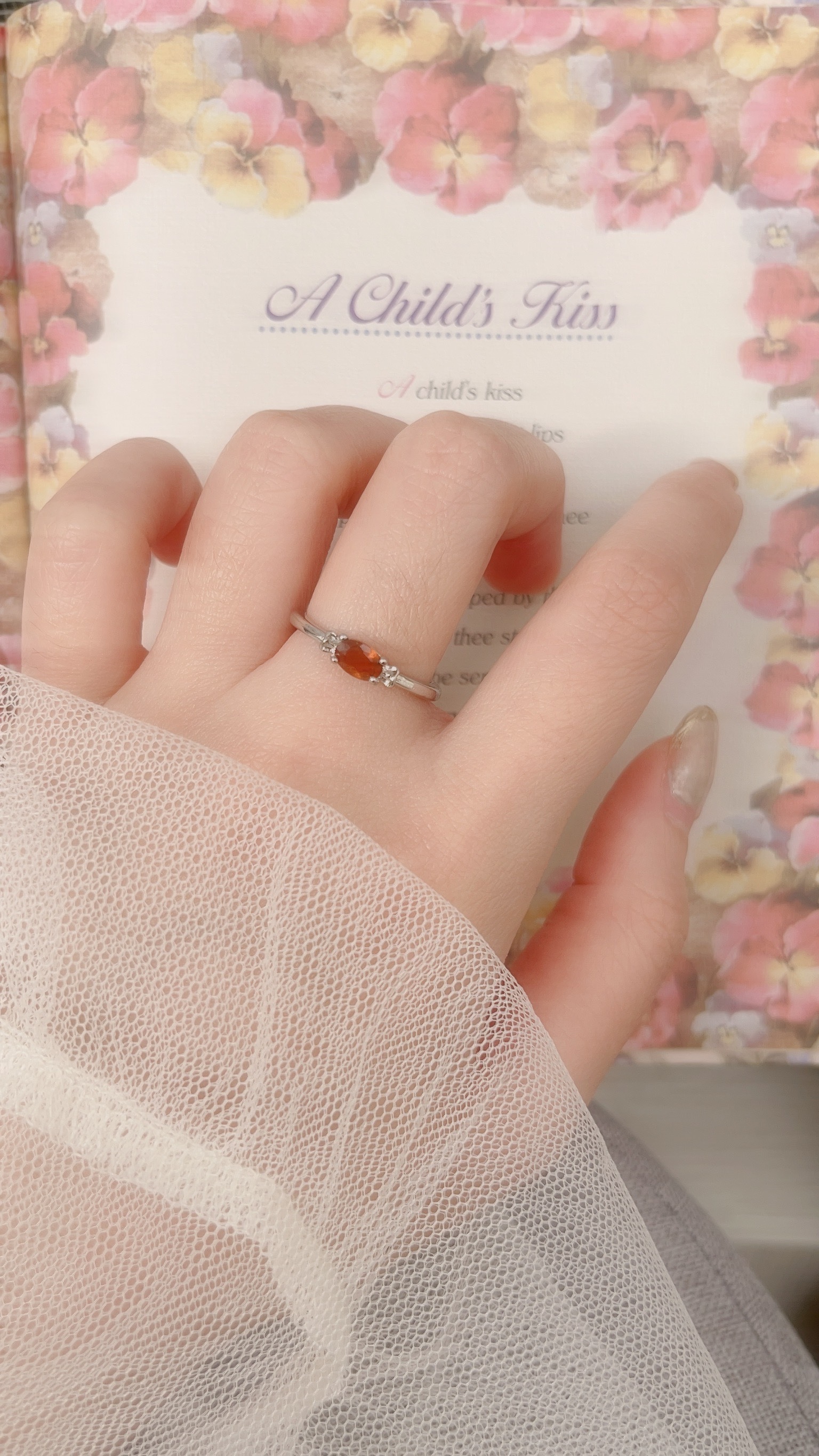 橙石榴石象徵著活力、熱情、喜悅和創造力 從不同角度可以看到透著光線的橙光 搭配素雅的戒台，是一款優雅、成熟的設計👠  但是戒台兩邊小糖果紙的設計🍬 添加了一些可愛的元素 成熟又可愛是非常吸引人的魅力~💘  ⭐ 此款只有1個唷 ⭐  小小提醒~ 以下功效來自網路資料, 還是要自己努力 不要迷信唷♡  ⛧ 追求更美好層次的生活 橙色的石榴石 擁有強大的吸引力和表現力 當我們被橙色石榴石所吸引時，這表明我們已準備好在精神上或物質上邁向更高的層次，更加充實地生活。  ⛧ 了解自我價值、得到真正的快樂 橙色石榴石點燃我們內心對自我實現的強烈渴望，橙色石榴石也是一種令人愉悅的寶石， 向我們展示了這個世界令人難以置信的美麗，並提醒我們我們是多麼的幸運。  ⛧ 提升自信、緩和憂鬱情緒 在心理層面上，它不僅能增加人的自信心 還可以幫助我們對抗心理的壓力及憂鬱，讓生活過得更快樂！  ⛧ 豐富的藝術創造力 橙色石榴石是一種極具創造力的寶石， 對於藝術家、作家、表演者以及任何依靠創造力謀生的人來說，它是絕妙的護身符。  此外，石榴石可以強化安全感，減少焦慮 幫助人們擺脫過去創傷，消除內心的煩惱👼🏻