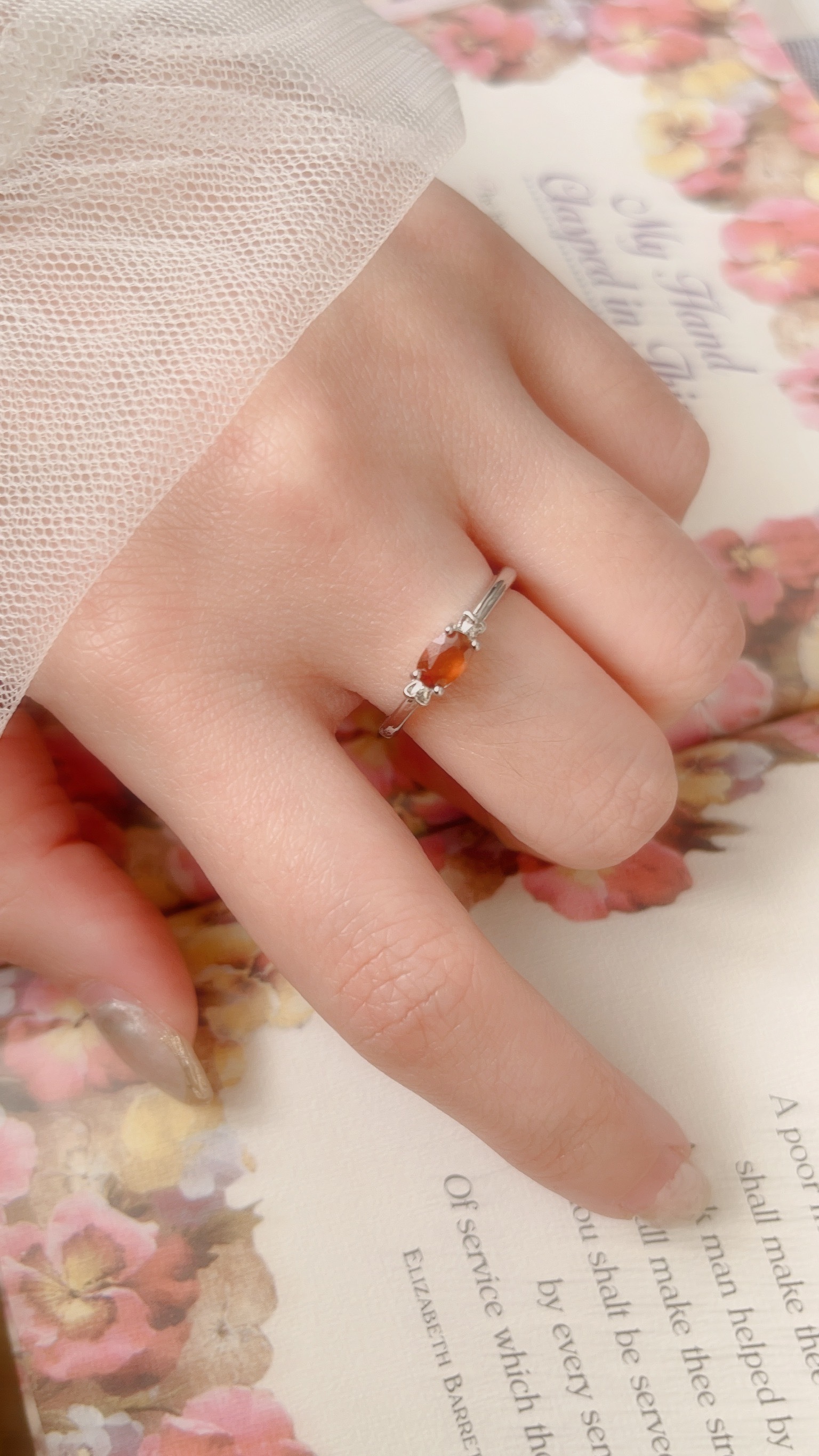 橙石榴石象徵著活力、熱情、喜悅和創造力 從不同角度可以看到透著光線的橙光 搭配素雅的戒台，是一款優雅、成熟的設計👠  但是戒台兩邊小糖果紙的設計🍬 添加了一些可愛的元素 成熟又可愛是非常吸引人的魅力~💘  ⭐ 此款只有1個唷 ⭐  小小提醒~ 以下功效來自網路資料, 還是要自己努力 不要迷信唷♡  ⛧ 追求更美好層次的生活 橙色的石榴石 擁有強大的吸引力和表現力 當我們被橙色石榴石所吸引時，這表明我們已準備好在精神上或物質上邁向更高的層次，更加充實地生活。  ⛧ 了解自我價值、得到真正的快樂 橙色石榴石點燃我們內心對自我實現的強烈渴望，橙色石榴石也是一種令人愉悅的寶石， 向我們展示了這個世界令人難以置信的美麗，並提醒我們我們是多麼的幸運。  ⛧ 提升自信、緩和憂鬱情緒 在心理層面上，它不僅能增加人的自信心 還可以幫助我們對抗心理的壓力及憂鬱，讓生活過得更快樂！  ⛧ 豐富的藝術創造力 橙色石榴石是一種極具創造力的寶石， 對於藝術家、作家、表演者以及任何依靠創造力謀生的人來說，它是絕妙的護身符。  此外，石榴石可以強化安全感，減少焦慮 幫助人們擺脫過去創傷，消除內心的煩惱👼🏻