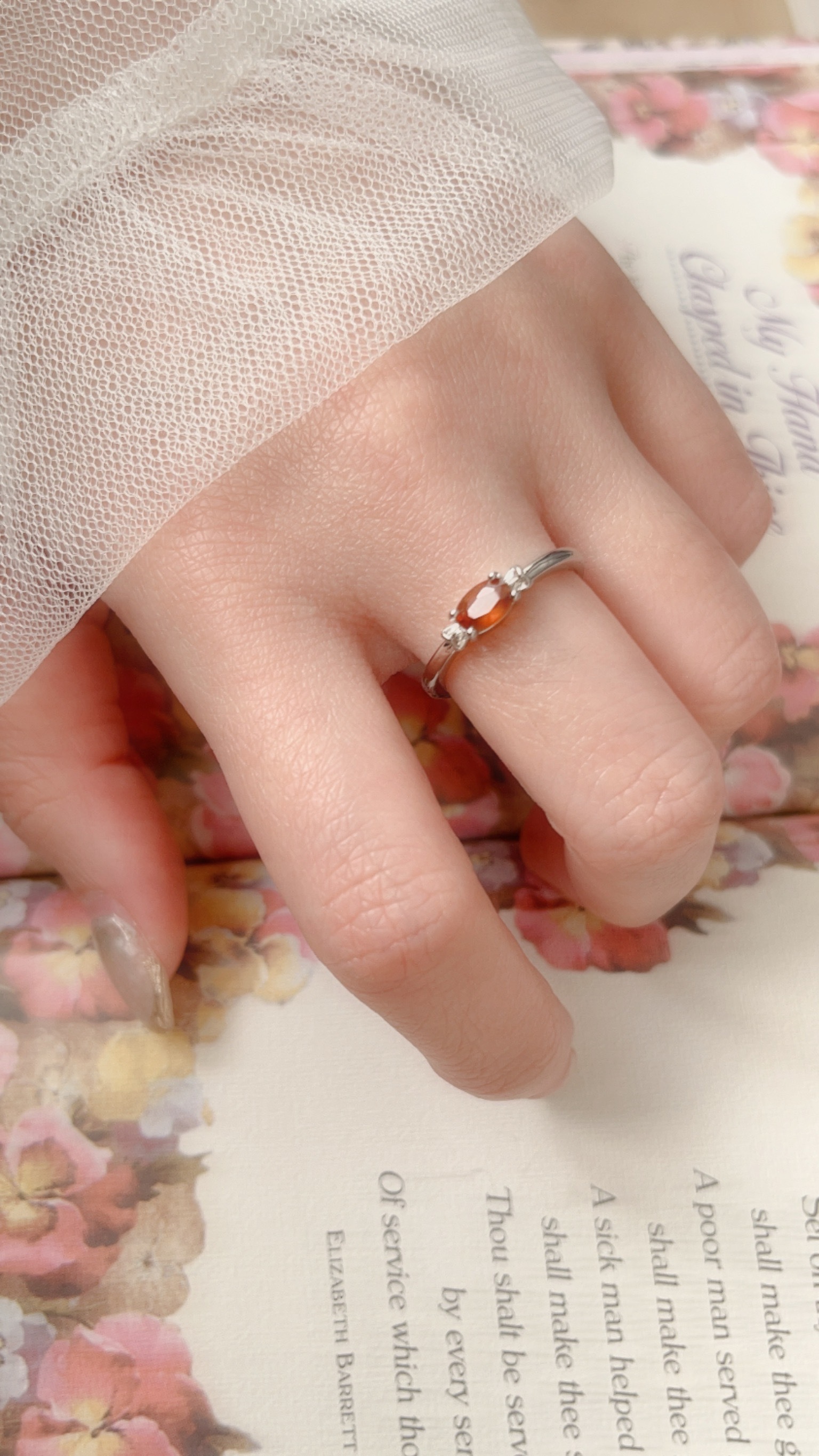 橙石榴石象徵著活力、熱情、喜悅和創造力 從不同角度可以看到透著光線的橙光 搭配素雅的戒台，是一款優雅、成熟的設計👠  但是戒台兩邊小糖果紙的設計🍬 添加了一些可愛的元素 成熟又可愛是非常吸引人的魅力~💘  ⭐ 此款只有1個唷 ⭐  小小提醒~ 以下功效來自網路資料, 還是要自己努力 不要迷信唷♡  ⛧ 追求更美好層次的生活 橙色的石榴石 擁有強大的吸引力和表現力 當我們被橙色石榴石所吸引時，這表明我們已準備好在精神上或物質上邁向更高的層次，更加充實地生活。  ⛧ 了解自我價值、得到真正的快樂 橙色石榴石點燃我們內心對自我實現的強烈渴望，橙色石榴石也是一種令人愉悅的寶石， 向我們展示了這個世界令人難以置信的美麗，並提醒我們我們是多麼的幸運。  ⛧ 提升自信、緩和憂鬱情緒 在心理層面上，它不僅能增加人的自信心 還可以幫助我們對抗心理的壓力及憂鬱，讓生活過得更快樂！  ⛧ 豐富的藝術創造力 橙色石榴石是一種極具創造力的寶石， 對於藝術家、作家、表演者以及任何依靠創造力謀生的人來說，它是絕妙的護身符。  此外，石榴石可以強化安全感，減少焦慮 幫助人們擺脫過去創傷，消除內心的煩惱👼🏻