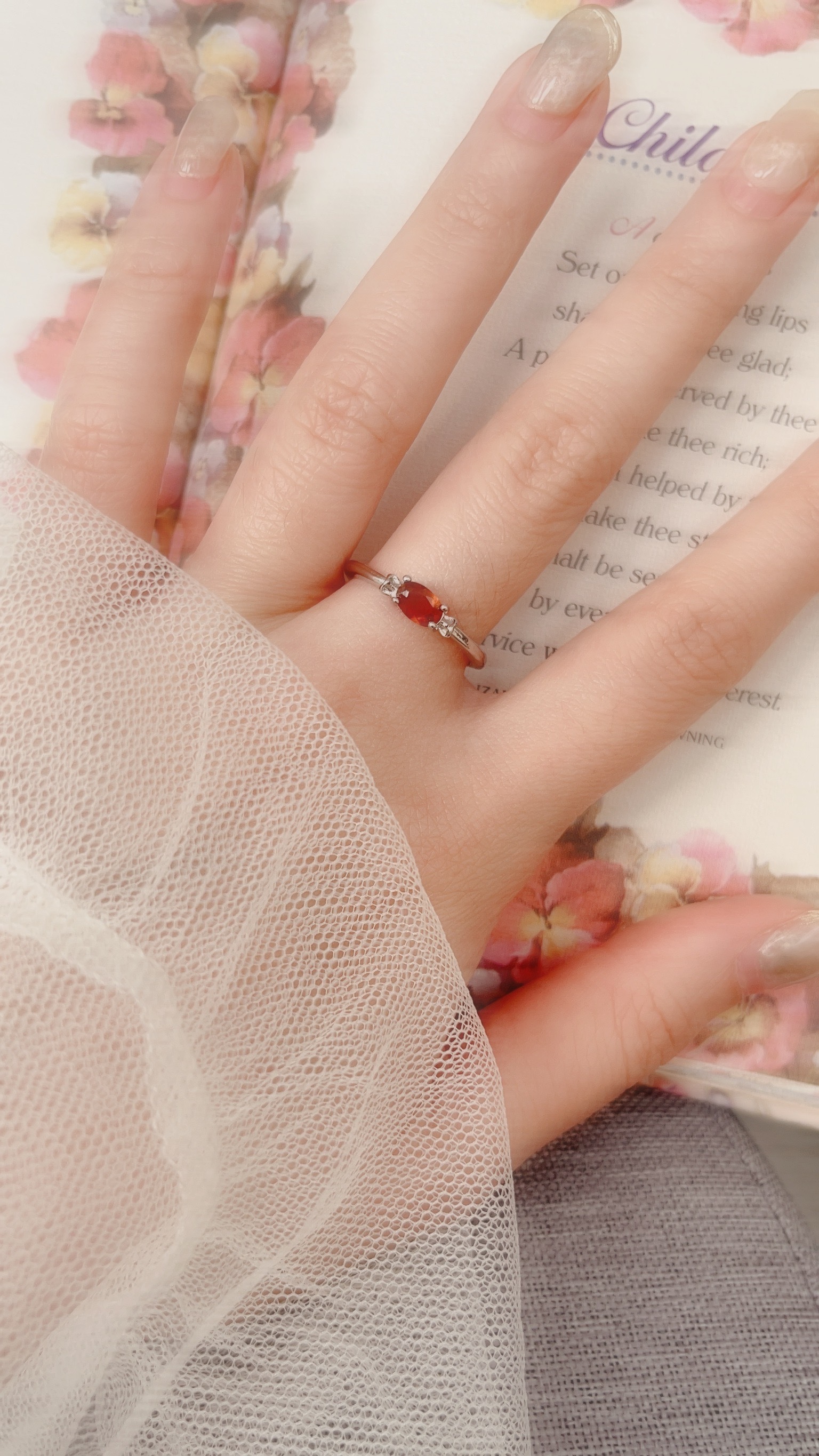 橙石榴石象徵著活力、熱情、喜悅和創造力 從不同角度可以看到透著光線的橙光 搭配素雅的戒台，是一款優雅、成熟的設計👠  但是戒台兩邊小糖果紙的設計🍬 添加了一些可愛的元素 成熟又可愛是非常吸引人的魅力~💘  ⭐ 此款只有1個唷 ⭐  小小提醒~ 以下功效來自網路資料, 還是要自己努力 不要迷信唷♡  ⛧ 追求更美好層次的生活 橙色的石榴石 擁有強大的吸引力和表現力 當我們被橙色石榴石所吸引時，這表明我們已準備好在精神上或物質上邁向更高的層次，更加充實地生活。  ⛧ 了解自我價值、得到真正的快樂 橙色石榴石點燃我們內心對自我實現的強烈渴望，橙色石榴石也是一種令人愉悅的寶石， 向我們展示了這個世界令人難以置信的美麗，並提醒我們我們是多麼的幸運。  ⛧ 提升自信、緩和憂鬱情緒 在心理層面上，它不僅能增加人的自信心 還可以幫助我們對抗心理的壓力及憂鬱，讓生活過得更快樂！  ⛧ 豐富的藝術創造力 橙色石榴石是一種極具創造力的寶石， 對於藝術家、作家、表演者以及任何依靠創造力謀生的人來說，它是絕妙的護身符。  此外，石榴石可以強化安全感，減少焦慮 幫助人們擺脫過去創傷，消除內心的煩惱👼🏻