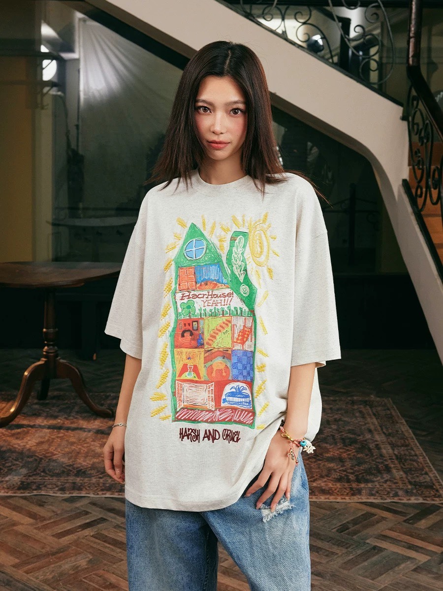 Harsh and Cruel 童趣蠟筆塗鴉房子 毛線刺繡Logo 短袖T HL251020063