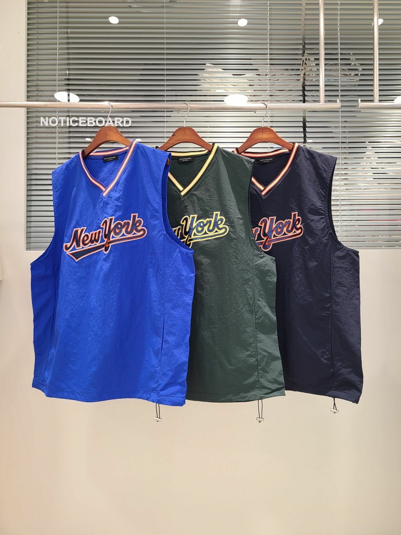 V領英文字背心 Not-037V