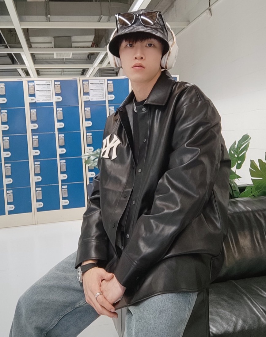 MLB 純黑字母貼長袖外套