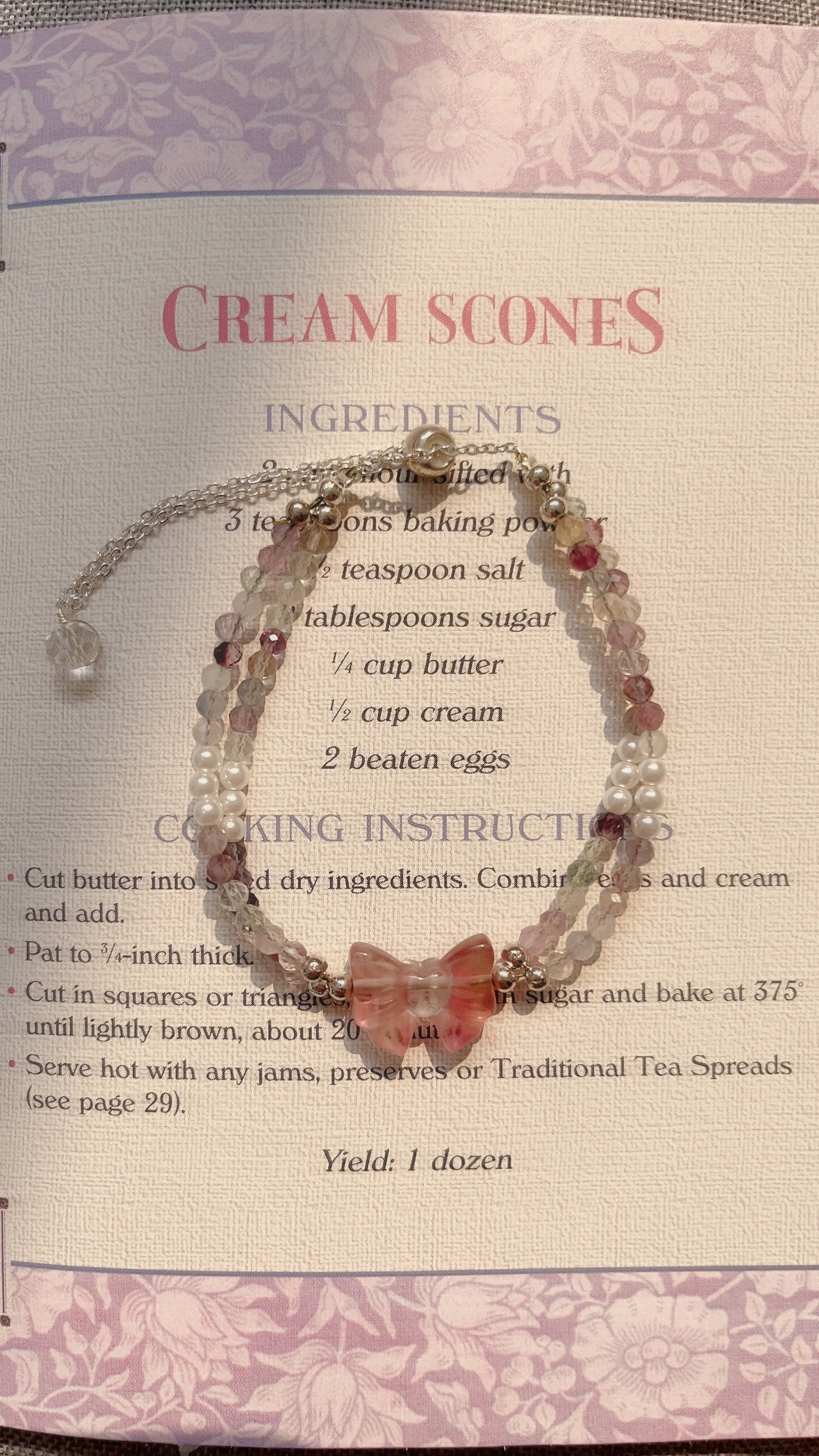 ✦ 螢石+珍珠 雙排蝴蝶結： 螢石是很特別的天然石 像碧璽一樣，擁有多種顏色光譜🌈 也代表擁有多方面的能量唷 很適合「我要全部！」的人邀請(⁎⁍̴̛ᴗ⁍̴̛⁎)✨  雙層的設計很有層次感、設計感 不同顏色的螢石們，中間放上三顆小珍珠 可愛而優雅，氣質很加分 最喜歡的部分是，螢石蝴蝶結的中間還雕刻成愛心形狀 非常迷人且能量溫柔支持的一條手鍊🩰.︎︎⟡*