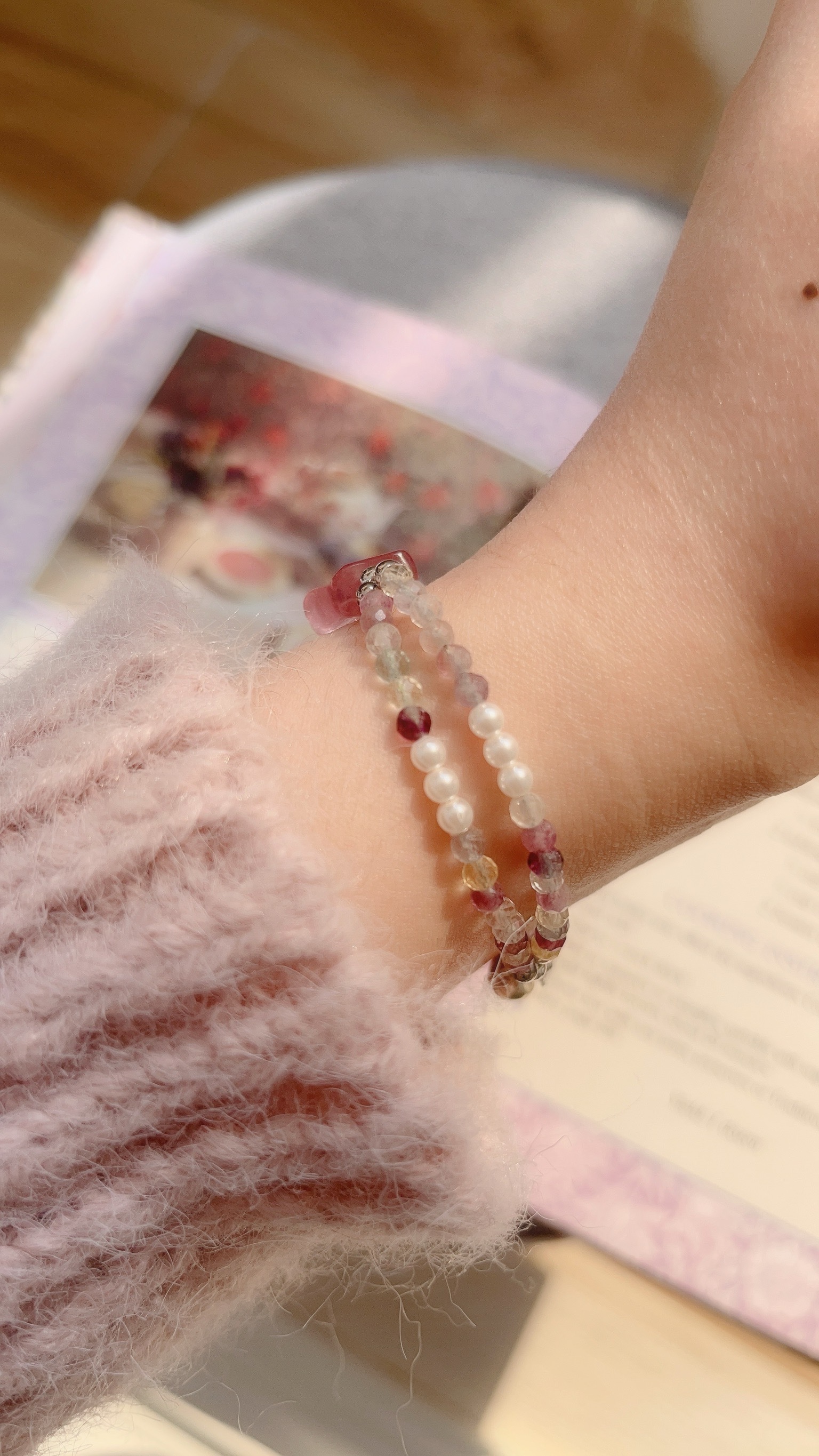 ✦ 螢石+珍珠 雙排蝴蝶結： 螢石是很特別的天然石 像碧璽一樣，擁有多種顏色光譜🌈 也代表擁有多方面的能量唷 很適合「我要全部！」的人邀請(⁎⁍̴̛ᴗ⁍̴̛⁎)✨  雙層的設計很有層次感、設計感 不同顏色的螢石們，中間放上三顆小珍珠 可愛而優雅，氣質很加分 最喜歡的部分是，螢石蝴蝶結的中間還雕刻成愛心形狀 非常迷人且能量溫柔支持的一條手鍊🩰.︎︎⟡*