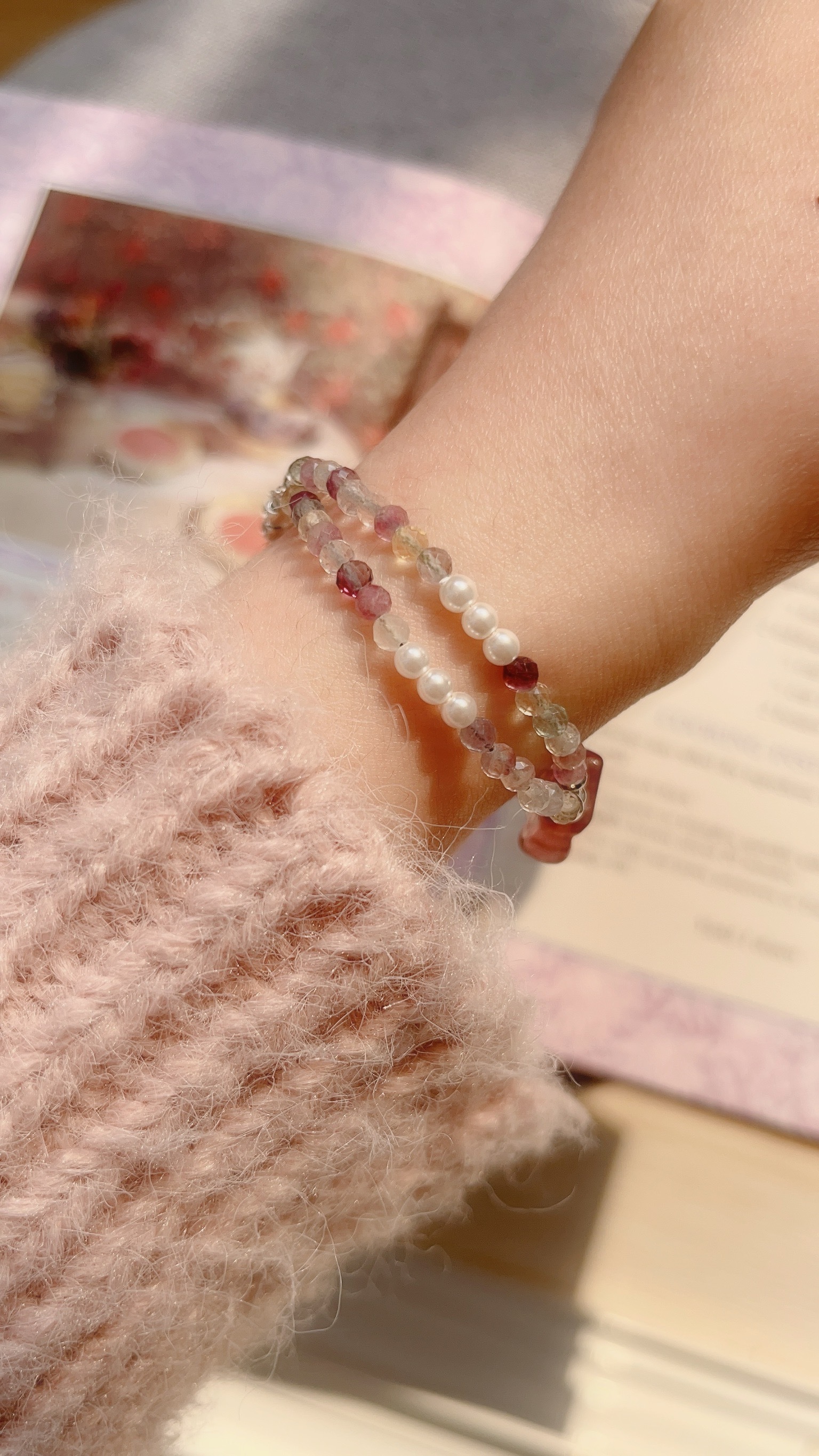 ✦ 螢石+珍珠 雙排蝴蝶結： 螢石是很特別的天然石 像碧璽一樣，擁有多種顏色光譜🌈 也代表擁有多方面的能量唷 很適合「我要全部！」的人邀請(⁎⁍̴̛ᴗ⁍̴̛⁎)✨  雙層的設計很有層次感、設計感 不同顏色的螢石們，中間放上三顆小珍珠 可愛而優雅，氣質很加分 最喜歡的部分是，螢石蝴蝶結的中間還雕刻成愛心形狀 非常迷人且能量溫柔支持的一條手鍊🩰.︎︎⟡*