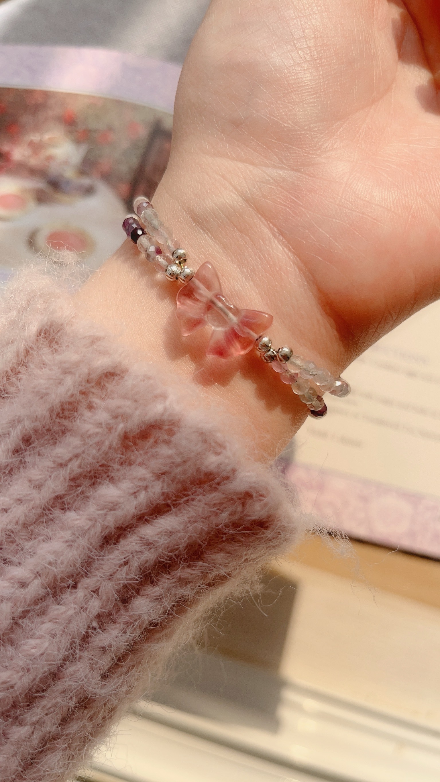 ✦ 螢石+珍珠 雙排蝴蝶結： 螢石是很特別的天然石 像碧璽一樣，擁有多種顏色光譜🌈 也代表擁有多方面的能量唷 很適合「我要全部！」的人邀請(⁎⁍̴̛ᴗ⁍̴̛⁎)✨  雙層的設計很有層次感、設計感 不同顏色的螢石們，中間放上三顆小珍珠 可愛而優雅，氣質很加分 最喜歡的部分是，螢石蝴蝶結的中間還雕刻成愛心形狀 非常迷人且能量溫柔支持的一條手鍊🩰.︎︎⟡*