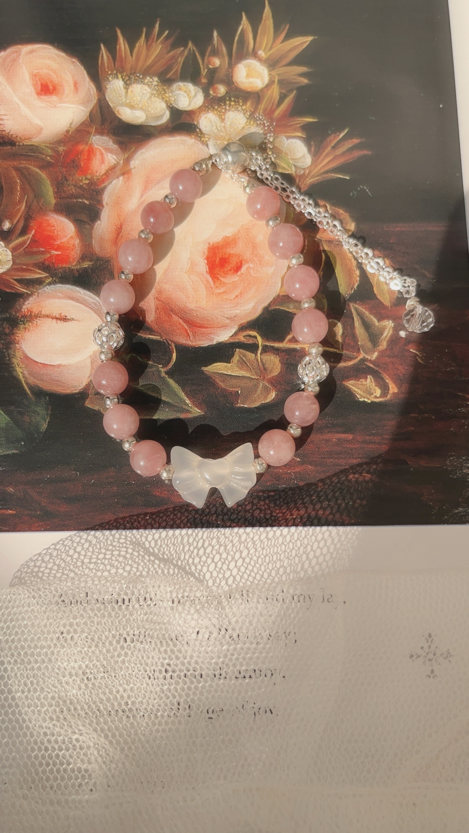 ✦ 荔枝凍瑪瑙蝴蝶結+紫馬粉晶： 蝴蝶結是能量強大的荔枝凍瑪瑙雕刻而成🤍 對身體與心理健康很有正向影響💪🏻 被認為可以強大的增加自身能量，且能吸收負能量的一種天然石👼🏻  紫馬粉晶則是愛與智慧的結合 粉粉紫紫的浪漫色彩 協助療癒創傷、促進愛的關係和諧 最喜歡祂的部分的是鼓勵自愛與自尊 自信與珍惜自己，是祂最想帶給你的🧸💕