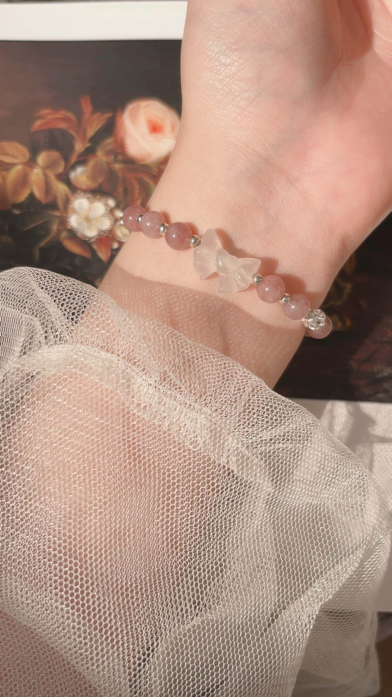 ✦ 荔枝凍瑪瑙蝴蝶結+紫馬粉晶： 蝴蝶結是能量強大的荔枝凍瑪瑙雕刻而成🤍 對身體與心理健康很有正向影響💪🏻 被認為可以強大的增加自身能量，且能吸收負能量的一種天然石👼🏻  紫馬粉晶則是愛與智慧的結合 粉粉紫紫的浪漫色彩 協助療癒創傷、促進愛的關係和諧 最喜歡祂的部分的是鼓勵自愛與自尊 自信與珍惜自己，是祂最想帶給你的🧸💕