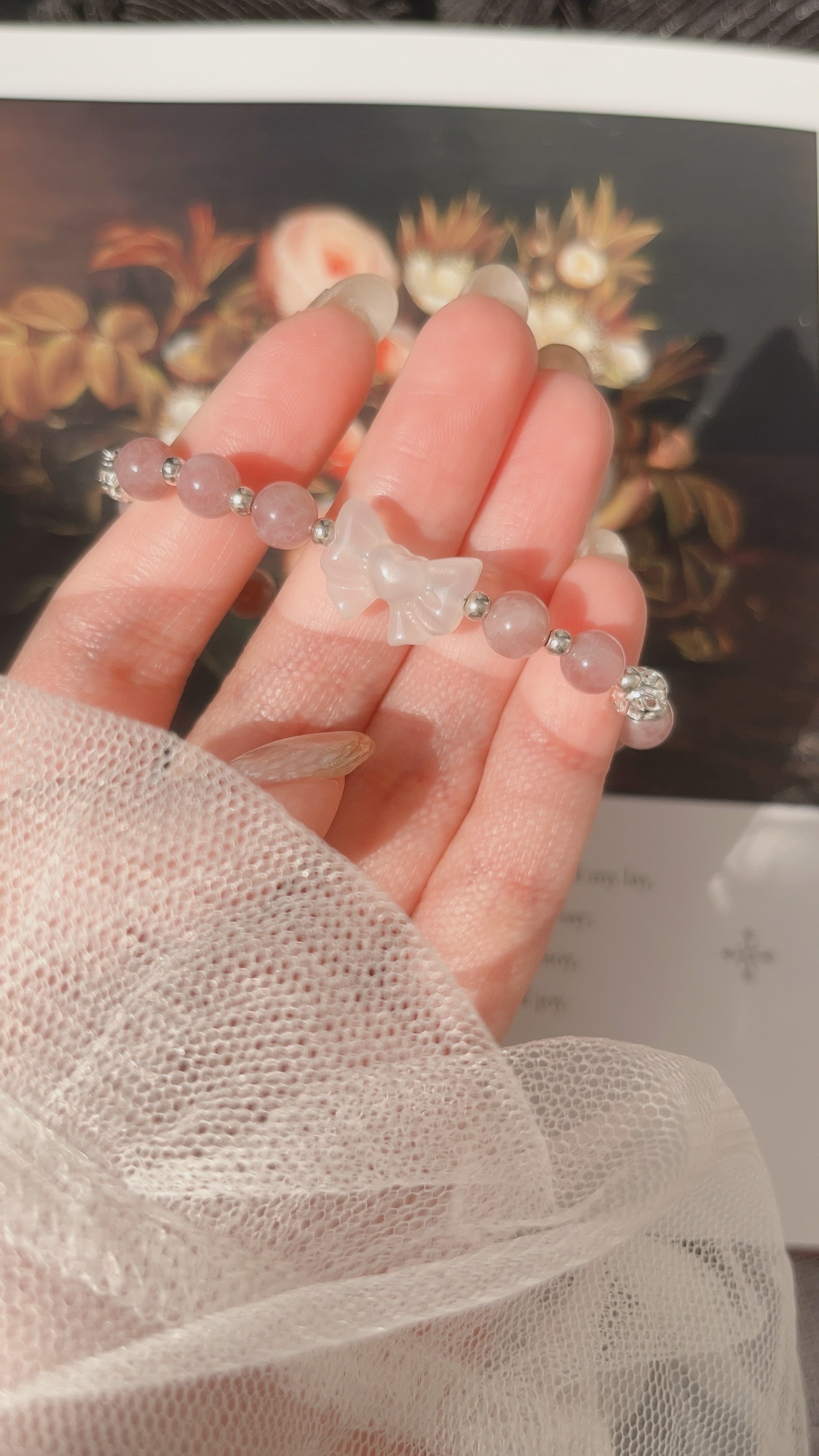 ✦ 荔枝凍瑪瑙蝴蝶結+紫馬粉晶： 蝴蝶結是能量強大的荔枝凍瑪瑙雕刻而成🤍 對身體與心理健康很有正向影響💪🏻 被認為可以強大的增加自身能量，且能吸收負能量的一種天然石👼🏻  紫馬粉晶則是愛與智慧的結合 粉粉紫紫的浪漫色彩 協助療癒創傷、促進愛的關係和諧 最喜歡祂的部分的是鼓勵自愛與自尊 自信與珍惜自己，是祂最想帶給你的🧸💕