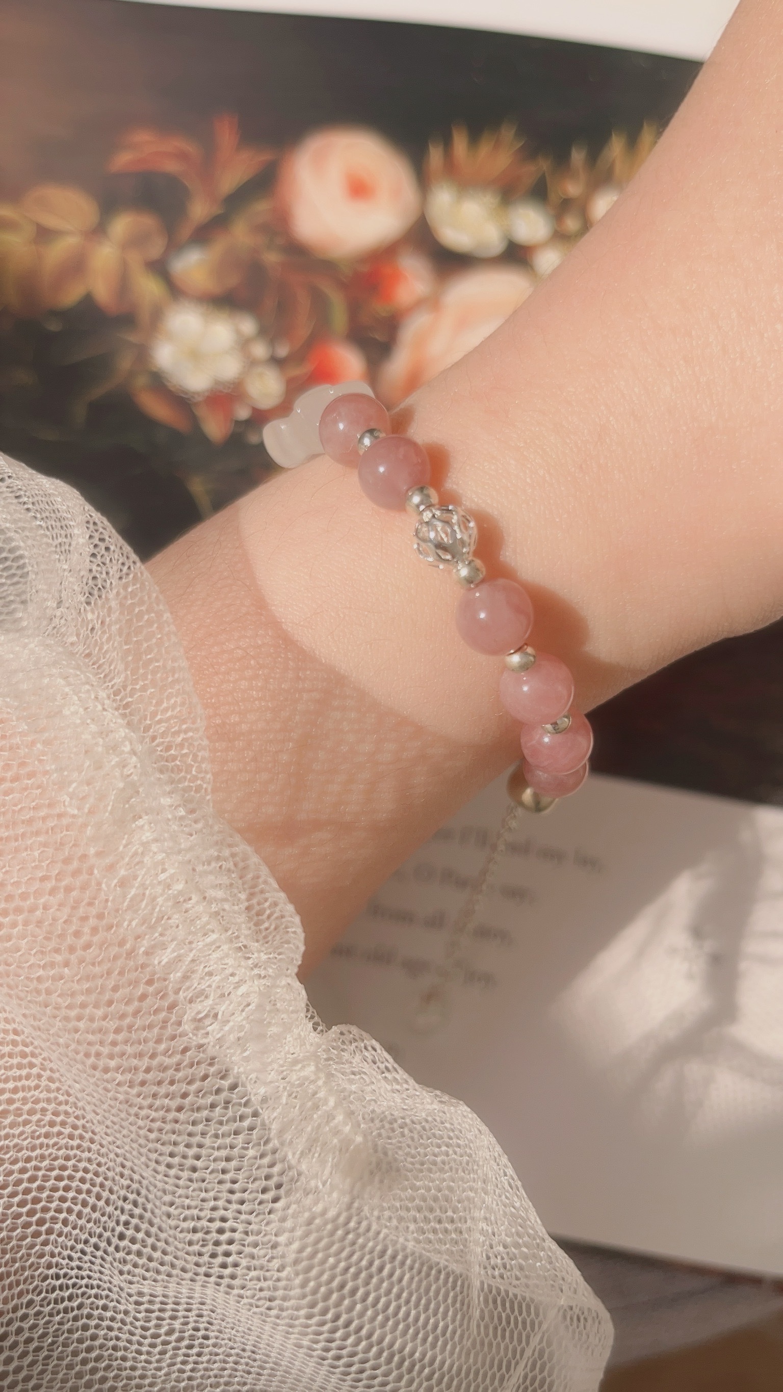 ✦ 荔枝凍瑪瑙蝴蝶結+紫馬粉晶： 蝴蝶結是能量強大的荔枝凍瑪瑙雕刻而成🤍 對身體與心理健康很有正向影響💪🏻 被認為可以強大的增加自身能量，且能吸收負能量的一種天然石👼🏻  紫馬粉晶則是愛與智慧的結合 粉粉紫紫的浪漫色彩 協助療癒創傷、促進愛的關係和諧 最喜歡祂的部分的是鼓勵自愛與自尊 自信與珍惜自己，是祂最想帶給你的🧸💕