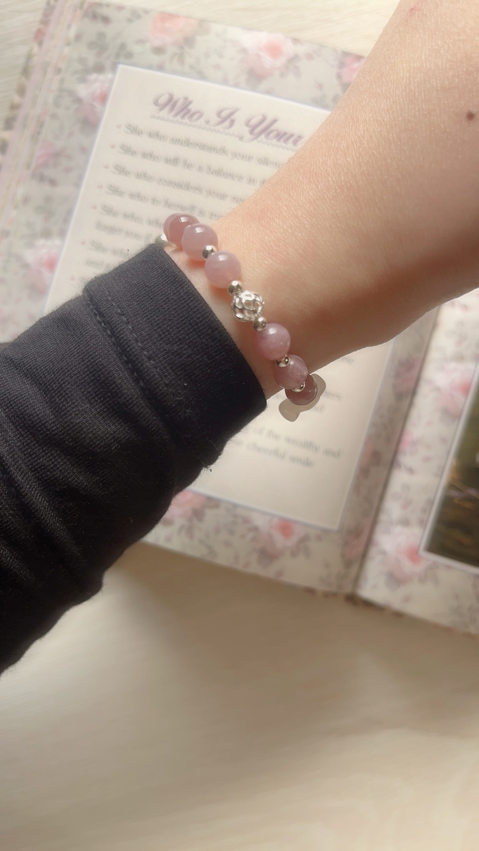 ✦ 荔枝凍瑪瑙蝴蝶結+紫馬粉晶： 蝴蝶結是能量強大的荔枝凍瑪瑙雕刻而成🤍 對身體與心理健康很有正向影響💪🏻 被認為可以強大的增加自身能量，且能吸收負能量的一種天然石👼🏻  紫馬粉晶則是愛與智慧的結合 粉粉紫紫的浪漫色彩 協助療癒創傷、促進愛的關係和諧 最喜歡祂的部分的是鼓勵自愛與自尊 自信與珍惜自己，是祂最想帶給你的🧸💕