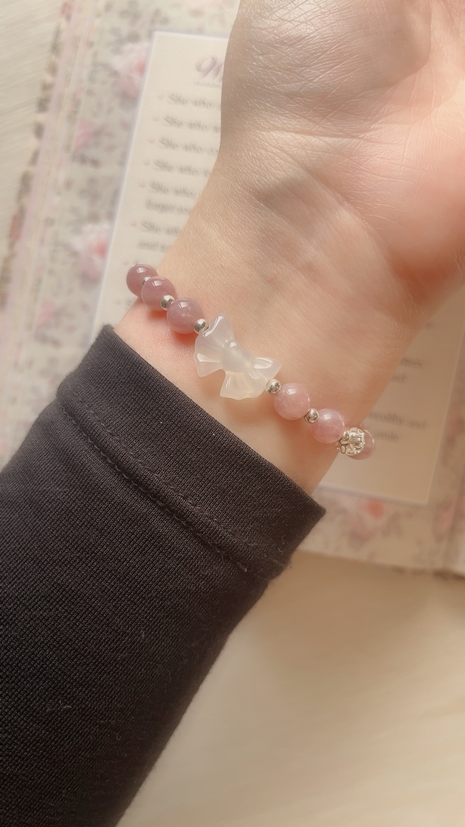 ✦ 荔枝凍瑪瑙蝴蝶結+紫馬粉晶： 蝴蝶結是能量強大的荔枝凍瑪瑙雕刻而成🤍 對身體與心理健康很有正向影響💪🏻 被認為可以強大的增加自身能量，且能吸收負能量的一種天然石👼🏻  紫馬粉晶則是愛與智慧的結合 粉粉紫紫的浪漫色彩 協助療癒創傷、促進愛的關係和諧 最喜歡祂的部分的是鼓勵自愛與自尊 自信與珍惜自己，是祂最想帶給你的🧸💕