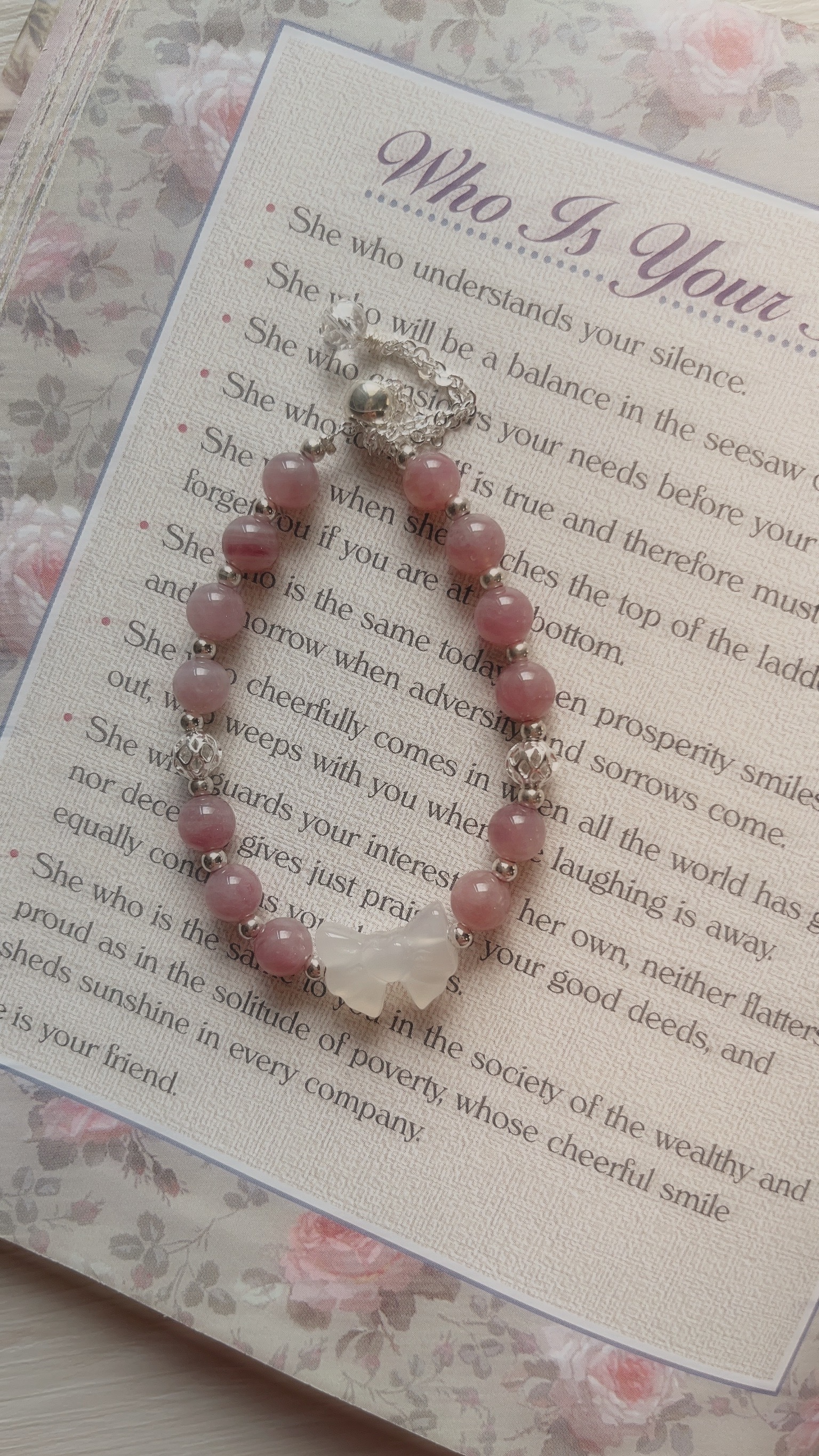 ✦ 荔枝凍瑪瑙蝴蝶結+紫馬粉晶： 蝴蝶結是能量強大的荔枝凍瑪瑙雕刻而成🤍 對身體與心理健康很有正向影響💪🏻 被認為可以強大的增加自身能量，且能吸收負能量的一種天然石👼🏻  紫馬粉晶則是愛與智慧的結合 粉粉紫紫的浪漫色彩 協助療癒創傷、促進愛的關係和諧 最喜歡祂的部分的是鼓勵自愛與自尊 自信與珍惜自己，是祂最想帶給你的🧸💕