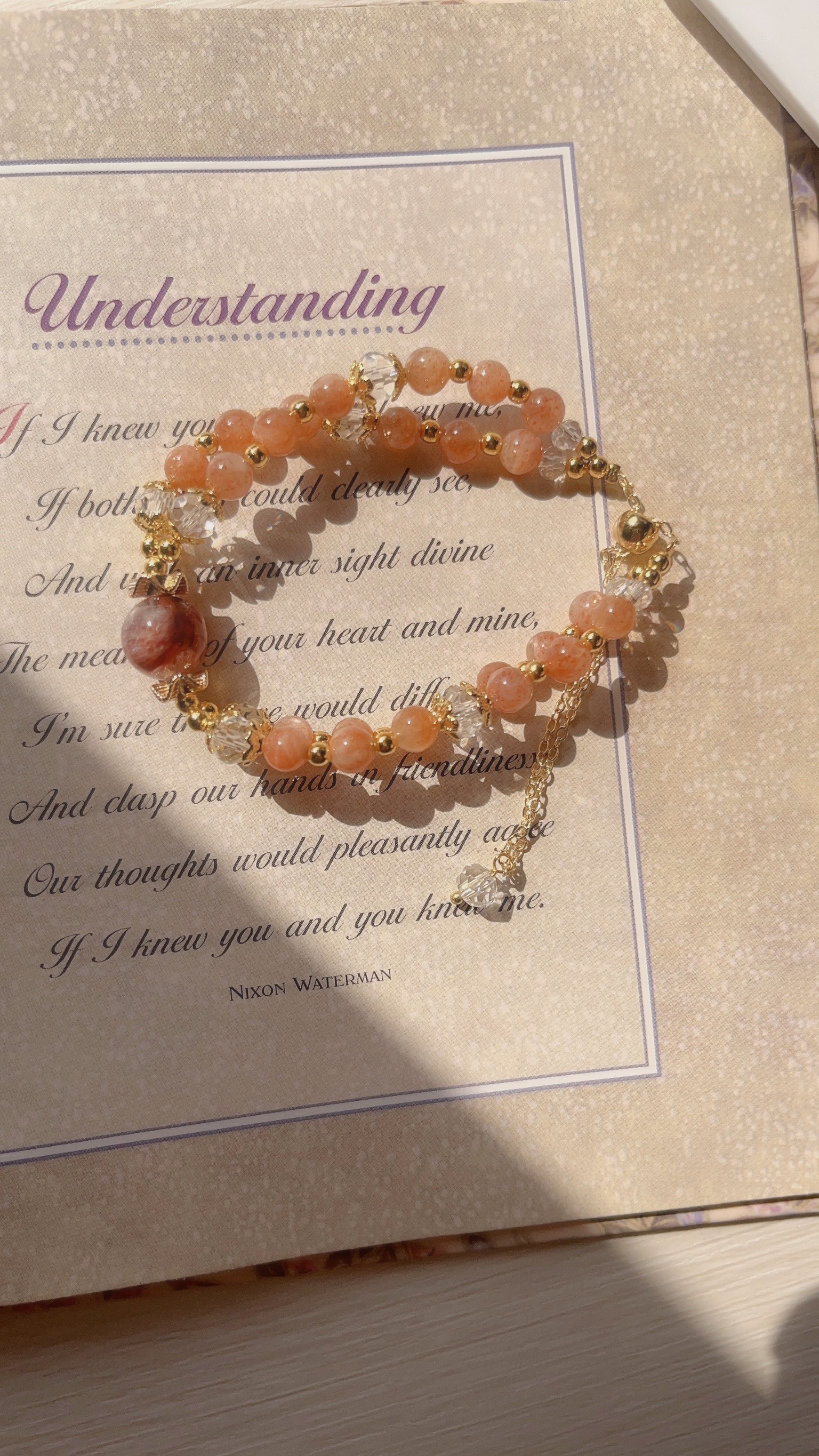 ✦ 紅膠花主珠+金草莓雙層手鍊： 最想招財、招貴人、事業運的趕快來～ 紅膠花一直是我很喜歡的石頭 祂的招貴人和陪伴工作的能量真的很強⚡️  金草莓則是招財、招好運、事業運的好夥伴 而且草莓晶體真的好漂亮 喜歡祂在陽光下絢爛的的閃閃亮亮🌟 顏色也非常不挑膚色，任何膚色戴起來都顯氣色很好☺️ 雙層的金草莓，雙倍的好運都給你🍀˶˃ᴗ˂˶