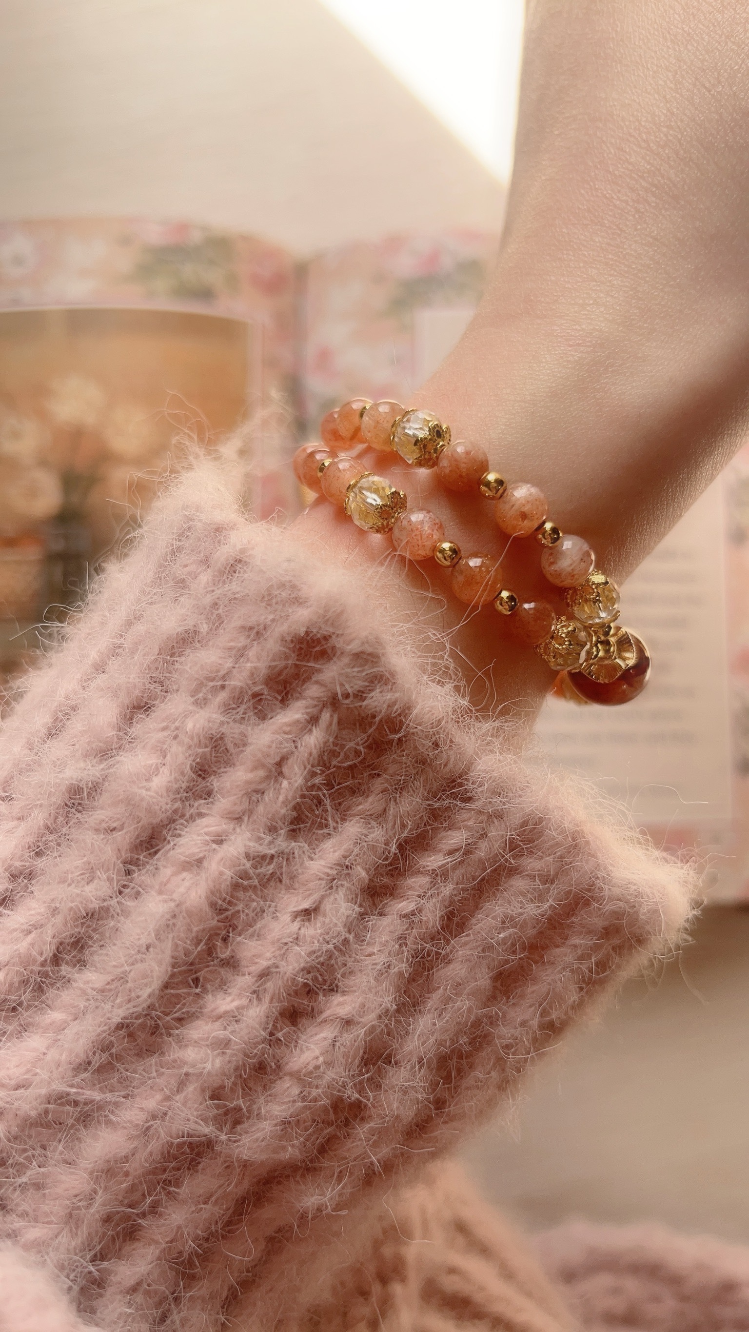 ✦ 紅膠花主珠+金草莓雙層手鍊： 最想招財、招貴人、事業運的趕快來～ 紅膠花一直是我很喜歡的石頭 祂的招貴人和陪伴工作的能量真的很強⚡️  金草莓則是招財、招好運、事業運的好夥伴 而且草莓晶體真的好漂亮 喜歡祂在陽光下絢爛的的閃閃亮亮🌟 顏色也非常不挑膚色，任何膚色戴起來都顯氣色很好☺️ 雙層的金草莓，雙倍的好運都給你🍀˶˃ᴗ˂˶