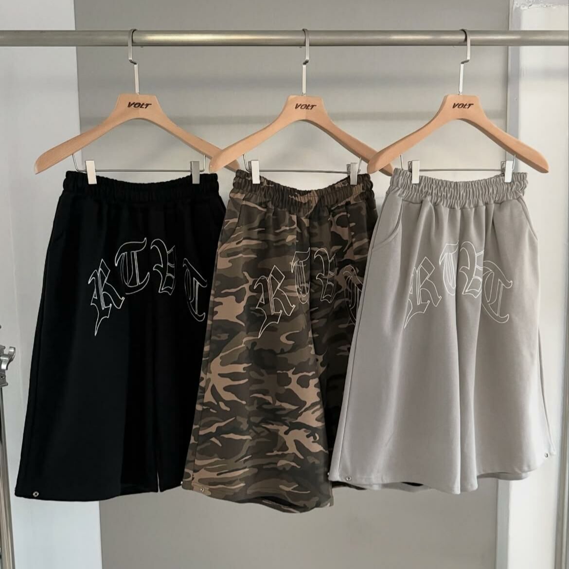 迷彩/淨色英文字短褲 VOLT-096P