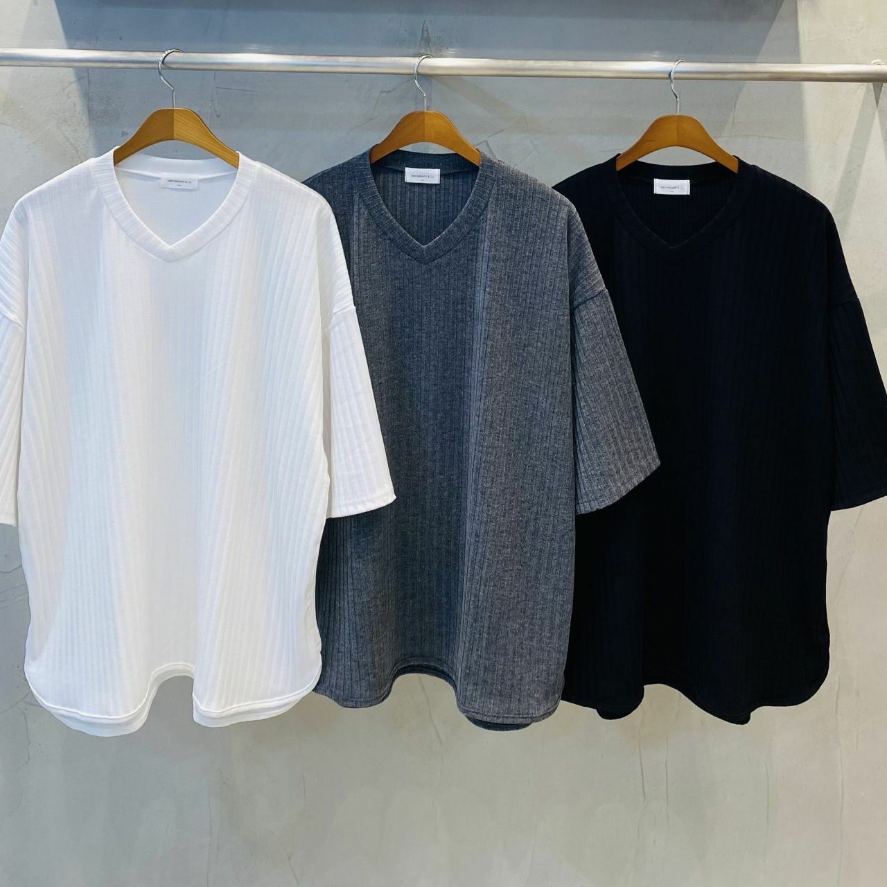 淨色V領暗紋短袖Tee UNSTANDARD-114T
